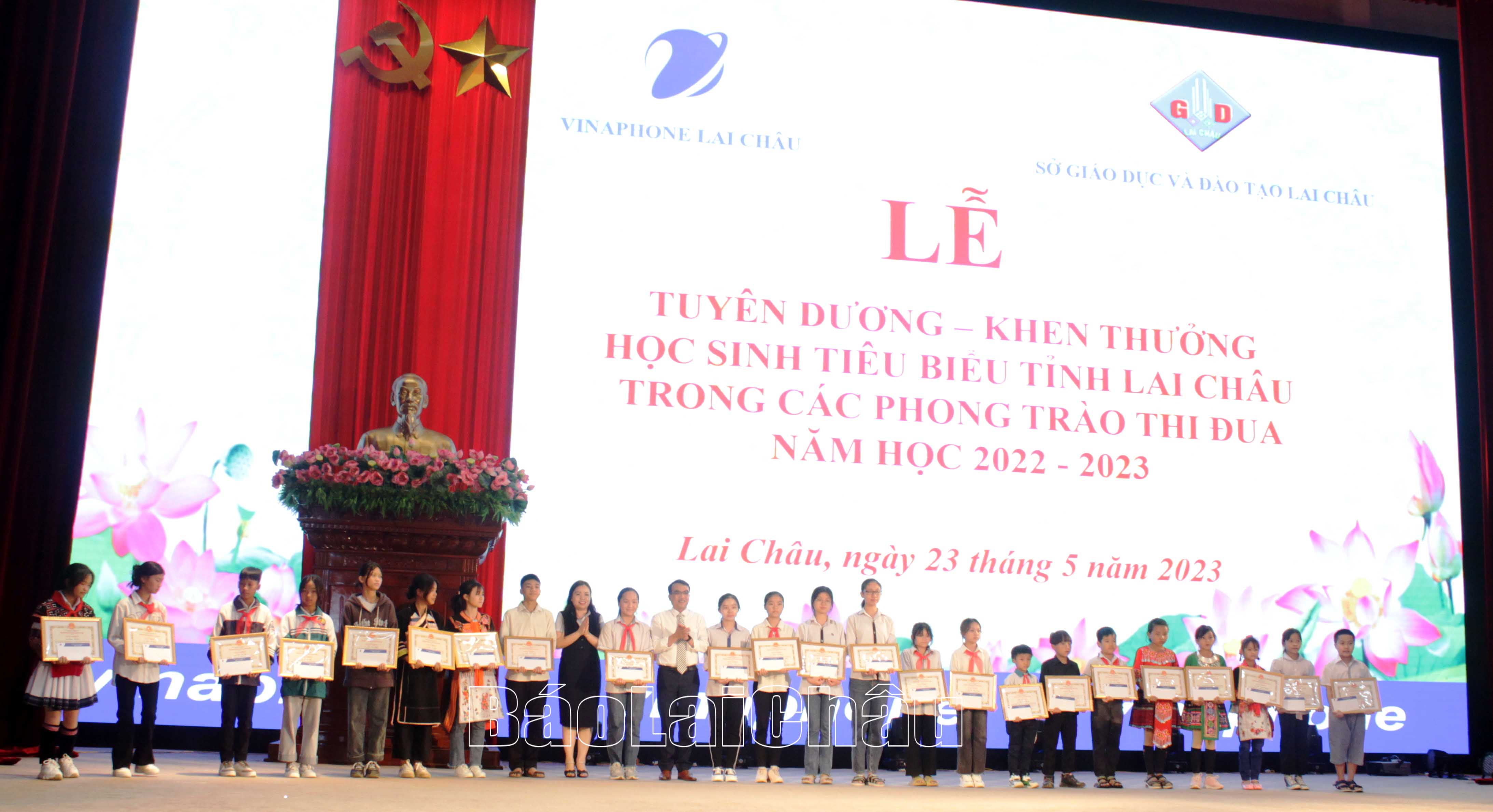 Lãnh đạo Sở GD&ĐT, VNPT Lai Châu trao phần thưởng cho các em học sinh tiêu biểu.