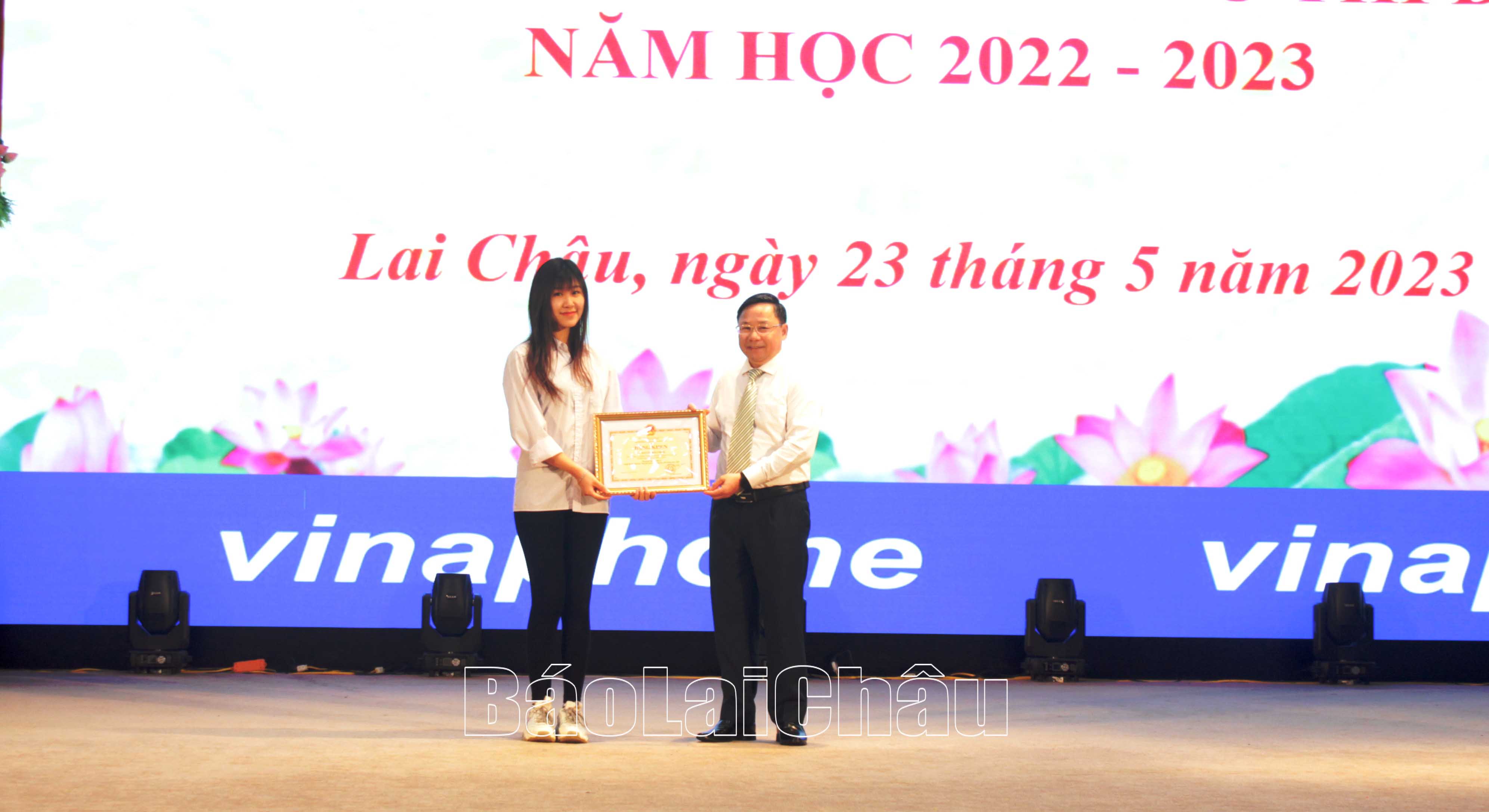 Nhà giáo ưu tú Đinh Trung Tuấn trao bằng khen cho học sinh có thành tích trong kỳ thi học sinh giỏi quốc gia.