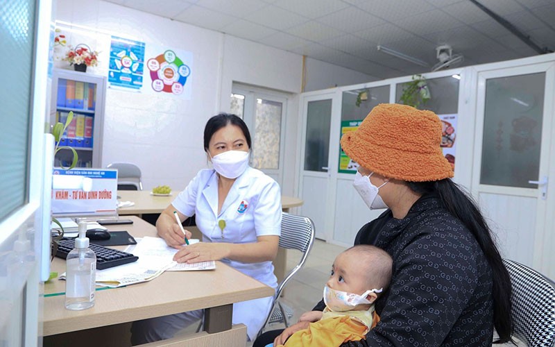Bác sĩ Bệnh viện Sản Nhi Nghệ An thăm khám cho trẻ phải nhập viện do nắng nóng.