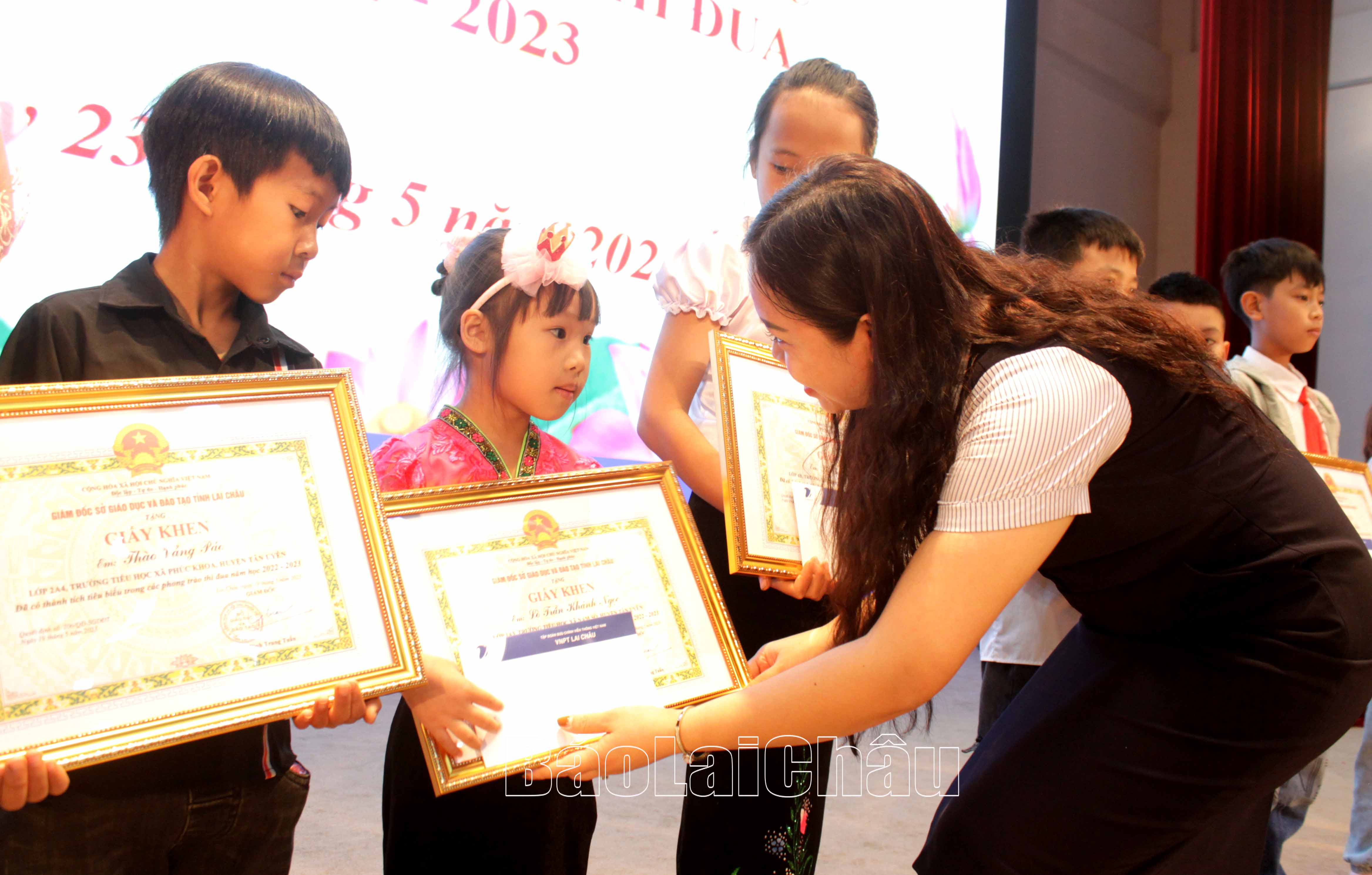 bà Pờ Thị Hiền – Trưởng Đại diện, Giám đốc VNPT Lai Châu trao quà cho học sinh tiêu biểu.