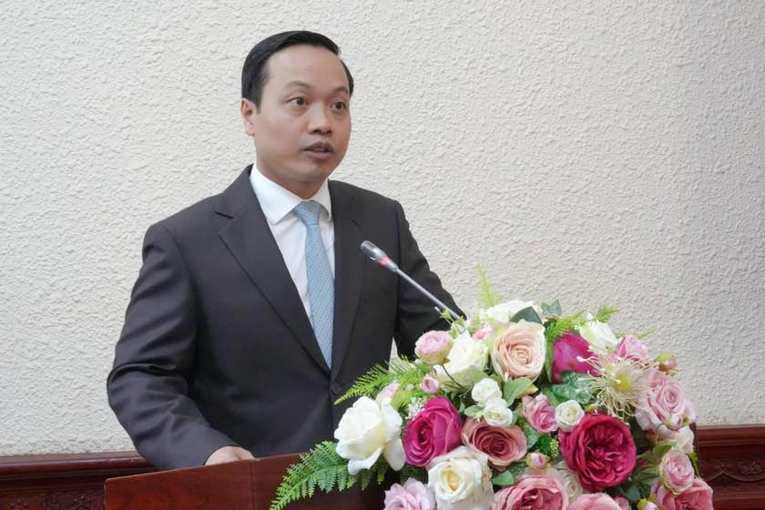 Phó Thủ tướng Chính Phủ Trần Lưu Quang trao Quyết định cho đồng chí Trần Tiến Dũng.
