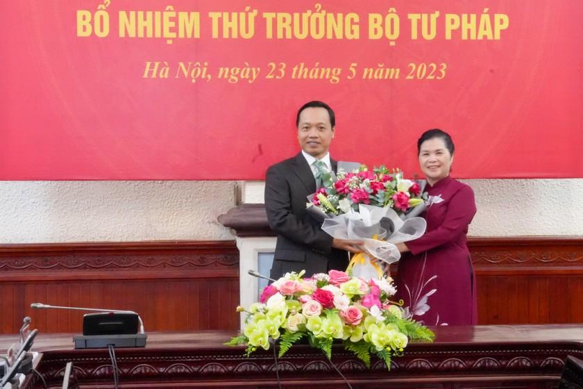 Bí thư tỉnh ủy Lai Châu Giàng Páo Mỷ tặng hoa chúc mừng đồng chí Trần Tiến Dũng.
