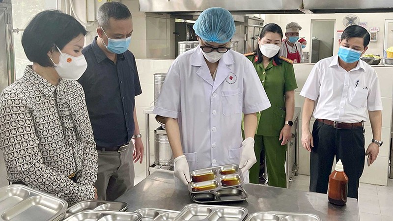 Kiểm tra công tác bảo đảm an toàn thực phẩm tại bếp ăn bán trú trên địa bàn quận Nam Từ Liêm, Hà Nội. (Ảnh: THU TRANG)
