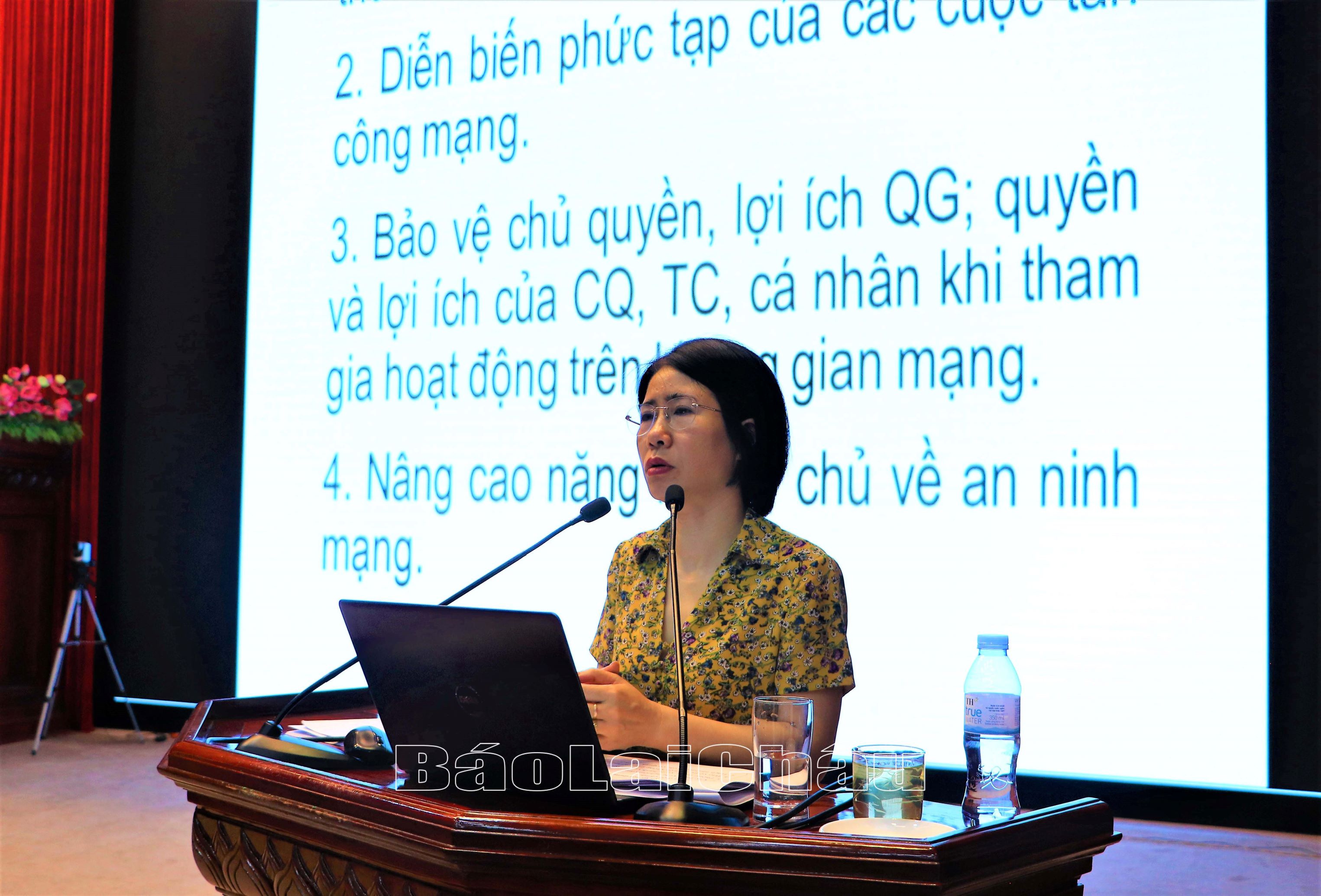 Đồng chí Lê Thị Vân Anh, Phó Vụ trưởng Vụ Pháp luật Hình sự - Hành chính (Bộ Tư pháp) phổ biển các nội dung tại hội nghị.