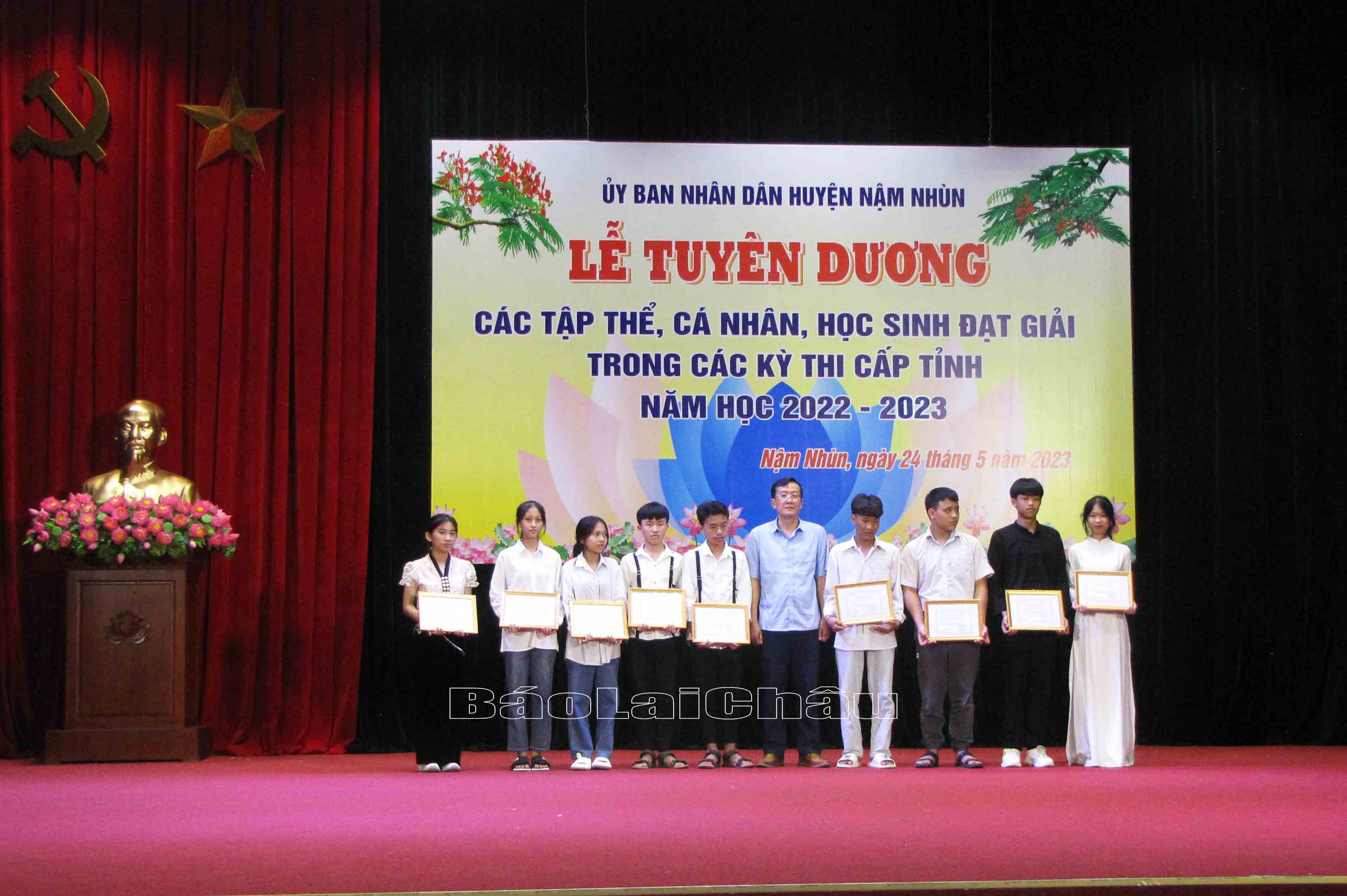 Đồng chí Lù Văn Quân – Phó Bí thư Thường thực Huyện ủy trao giấy chứng nhận cho các em học sinh có thành tích xuất sắc trong kỳ thi học sinh giỏi cấp tỉnh.
