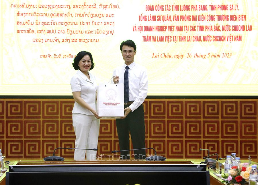 Lãnh đạo Tổng Lãnh sự quán Việt Nam tại Luông Pha Bang tặng quà đại diện lãnh đạo tỉnh Lai Châu.