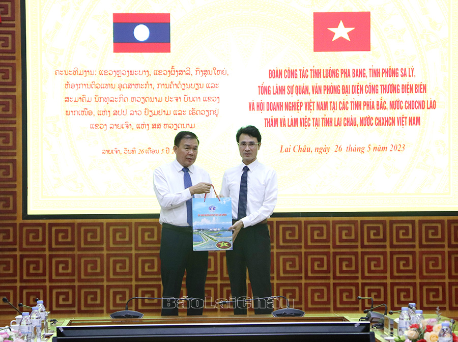 Đại diện lãnh đạo tỉnh Lai Châu tặng quà cho đồng chí Sụ Căn Bun Nhông - Phó Bí thư Thường trực Tỉnh ủy tỉnh Luông Pha Bang.