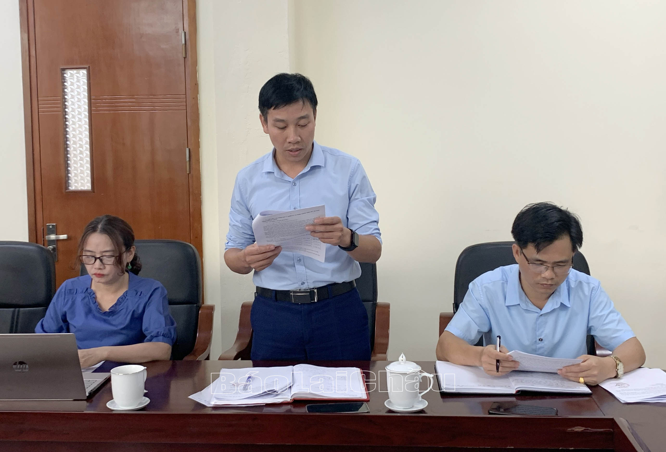 Thành viên tổ kiểm tra thông qua dự thảo báo cáo kết quả kiểm tra đối với Chi bộ Báo Lai Châu.