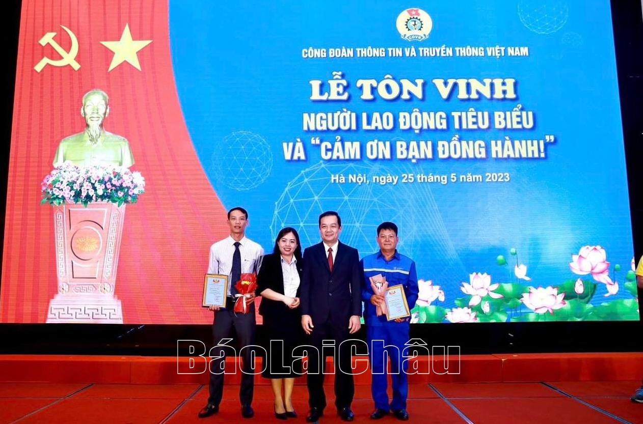 Đồng chí Pờ Thị Hiền cùng 2 đoàn viên công đoàn tiêu biểu của VNPT Lai Châu chụp ảnh lưu niệm cùng đồng chí Thứ trưởng Bộ Thông tin và truyền thông.