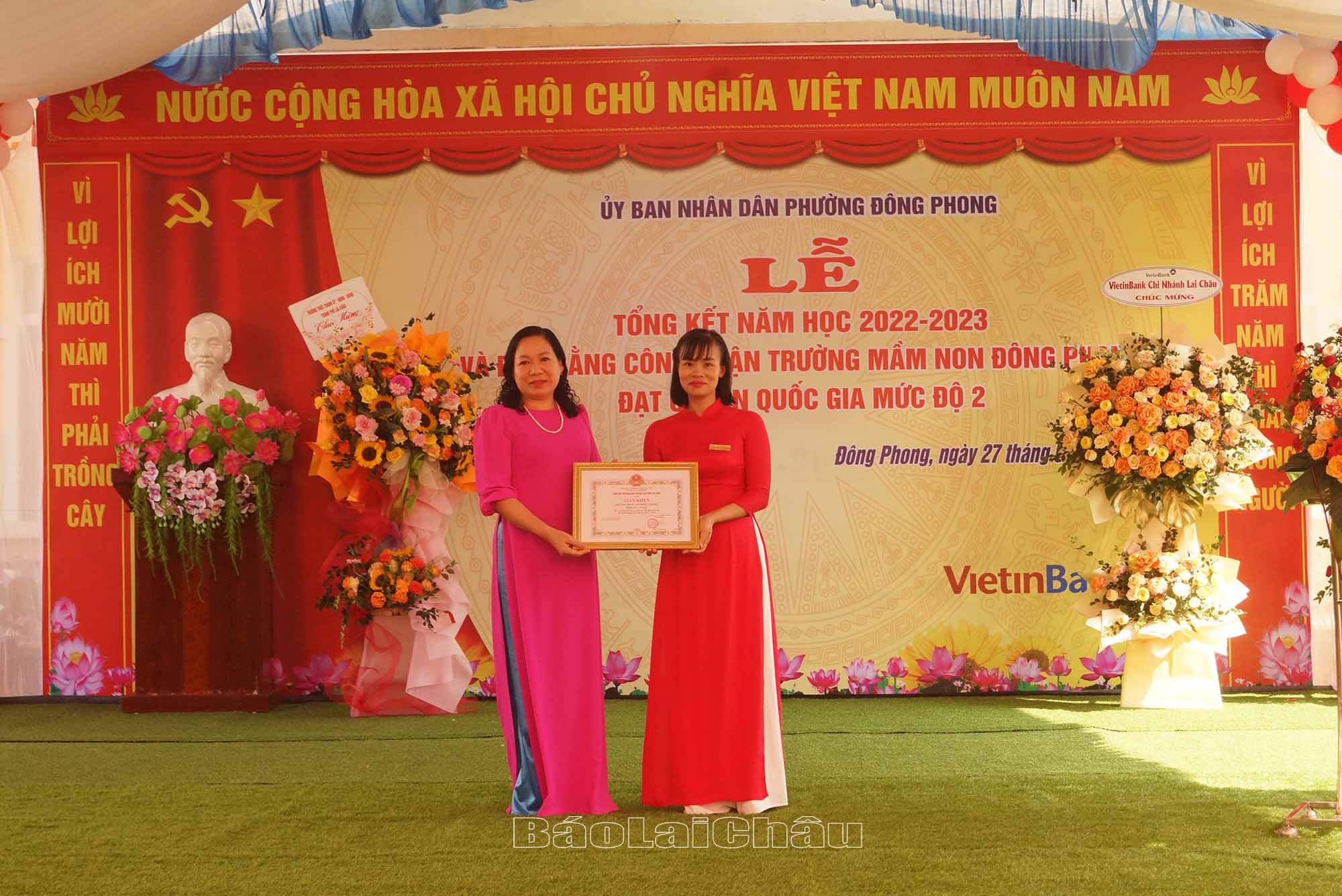 Đồng chí Phạm Thị Thanh Phượng - Chủ tịch Công đoàn ngành GD&ĐT tỉnh tặng Giấy khen cho Trường Mầm non Đông Phong vì đã có thành tích trong công tác xây dựng trường đạt chuẩn quốc gia năm 2022 - 2023.