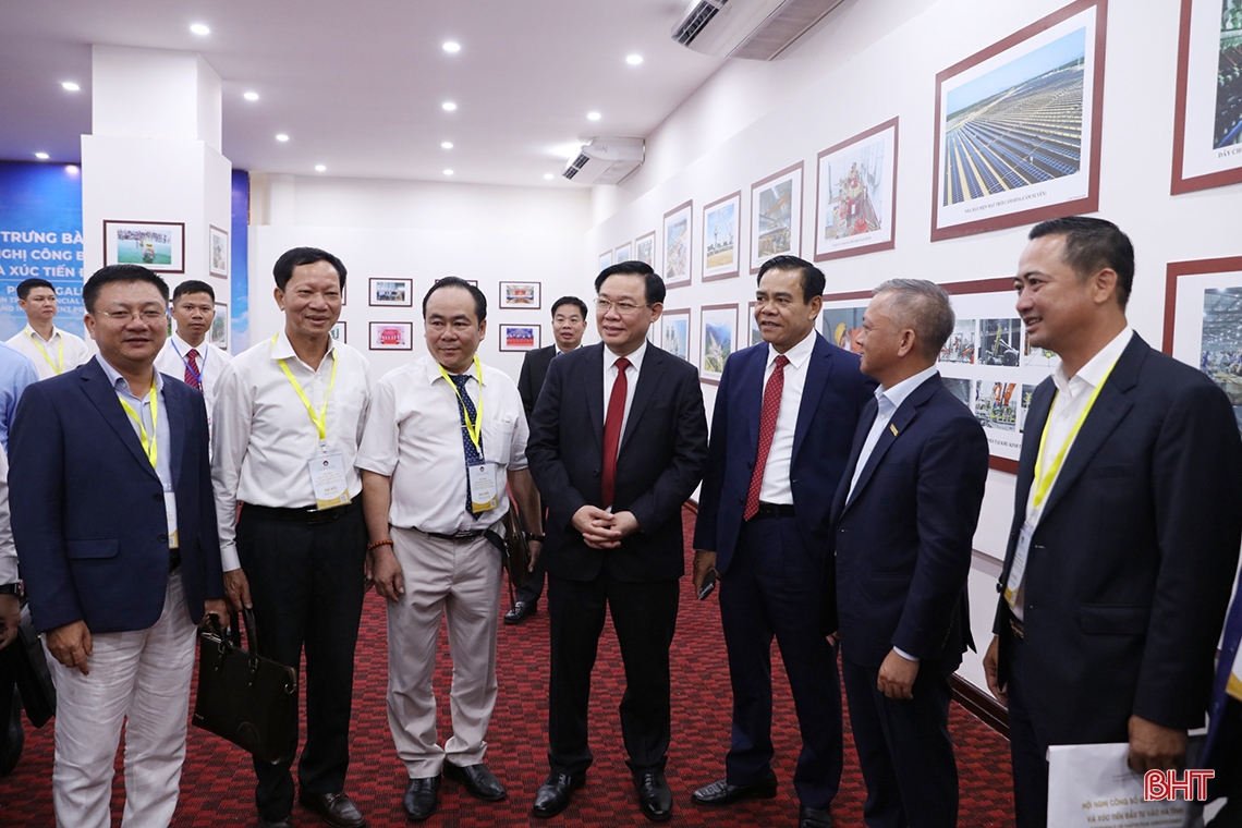 Chủ tịch Quốc hội Vương Đình Huệ và các đại biểu tham quan khu vực triển lãm ảnh bên lề hội nghị.