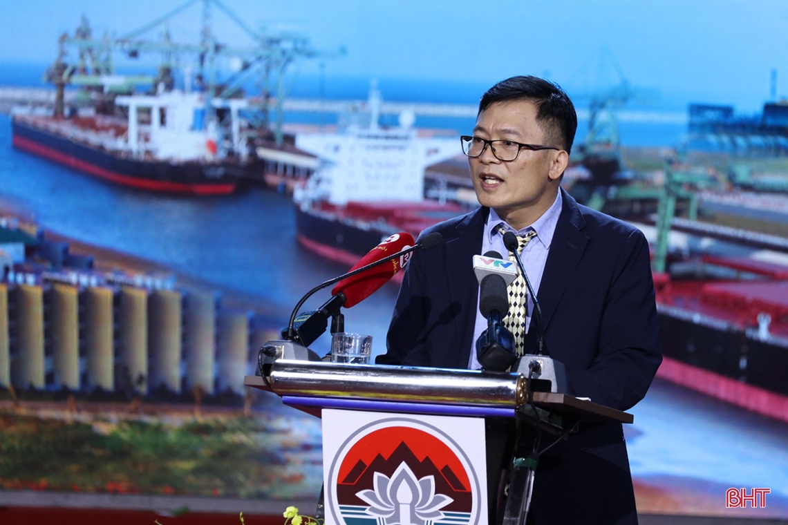 Ông Thái Chi Pháp - Phó Tổng Giám đốc Công ty TNHH Gang thép Hưng Nghiệp Formosa Hà Tĩnh giới thiệu khái quát về tình hình đầu tư và phát triển của Formosa tại Hà Tĩnh.