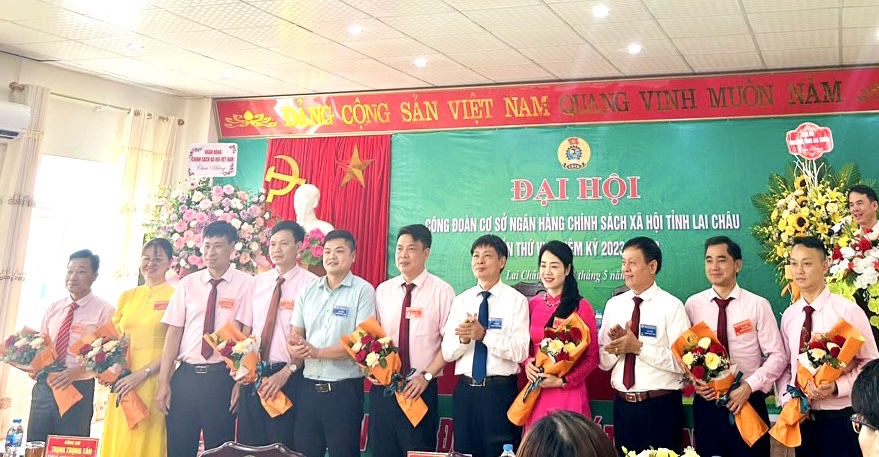 Các đại biểu tặng hoa chúc mừng Ban Chấp hành Công đoàn cơ sở Ngân hàng CSXH Chi nhánh tỉnh khóa VI, nhiệm kỳ 2023 - 2028.