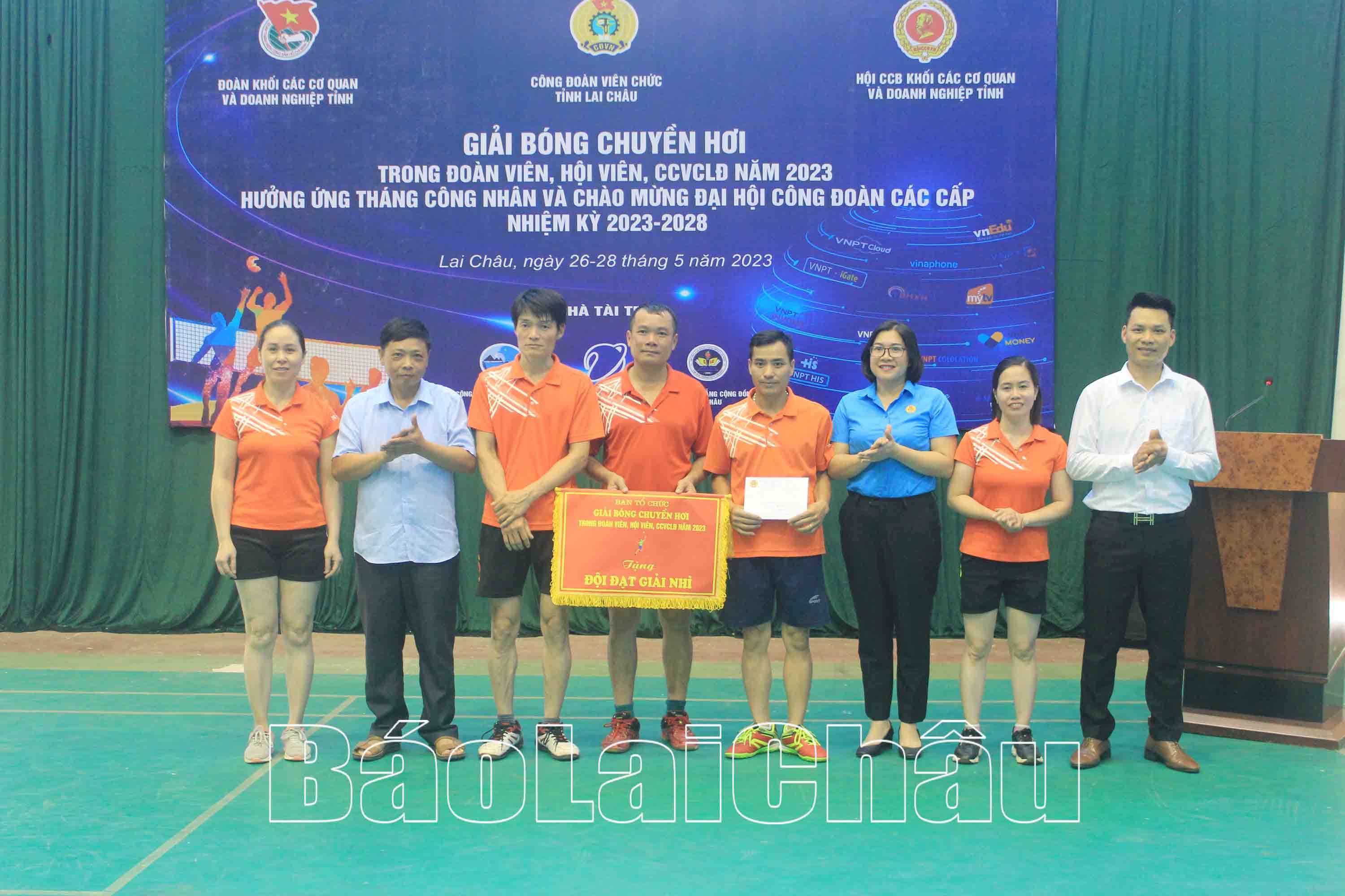 Lãnh đạo Công đoàn viên chức tỉnh trao giải nhì cho đội Trường CĐCĐ Lai châu.