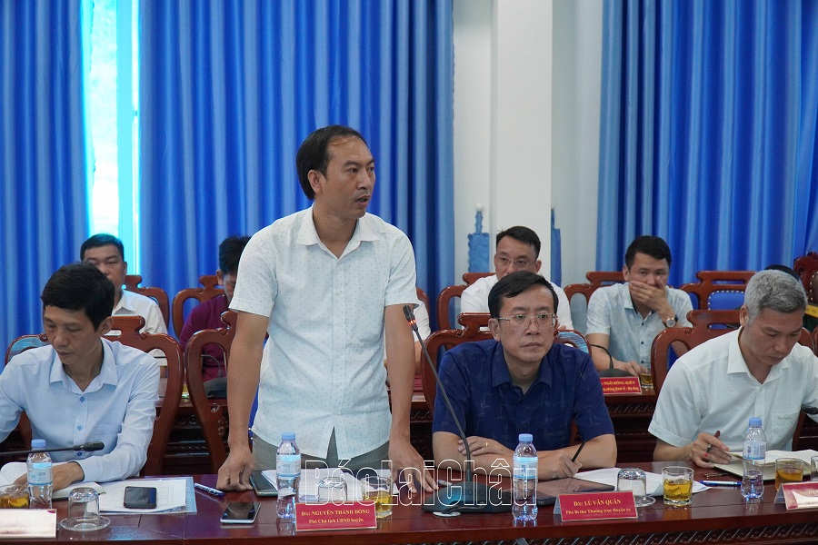 Lãnh đạo UBND huyện Nậm Nhùn báo cáo công tác chuẩn bị diễn taaoj của huyện.