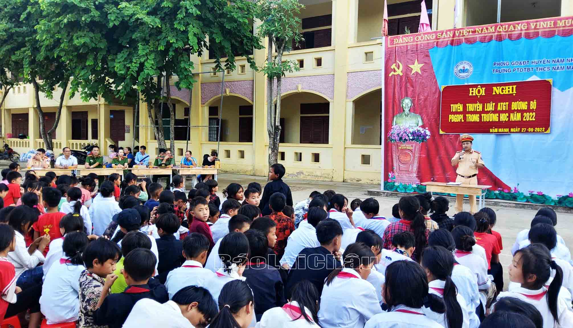 Buổi tuyên truyền, phố biến Luật giao thông đường bộ cho học sinh của Đội cảnh sát giao thông, trật tự Công an huyện Nậm Nhùn.