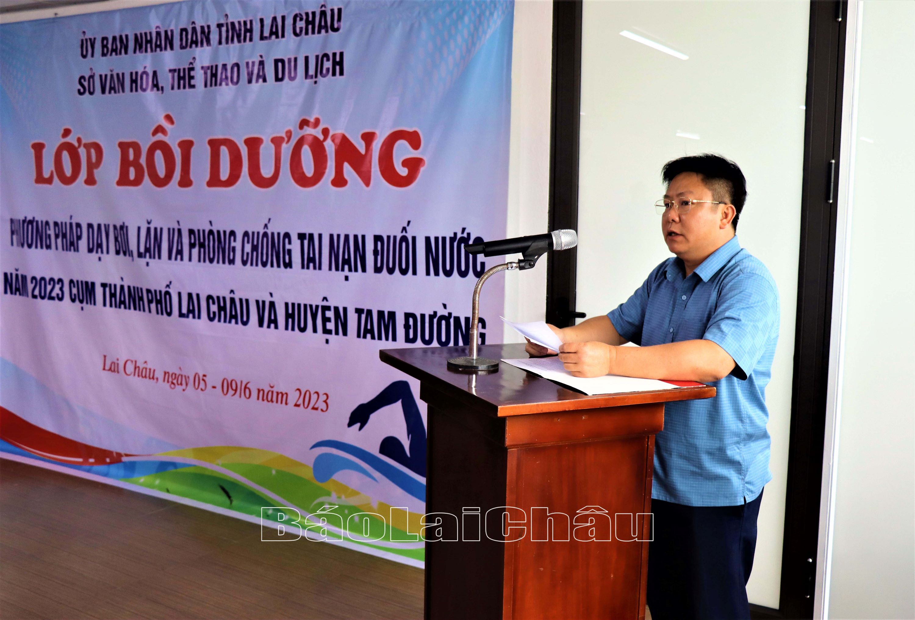 Đồng chí Trần Mạnh Hùng, Phó Giám đốc Sở Văn hóa, Thể thao và Du lịch phát biểu khai mạc.