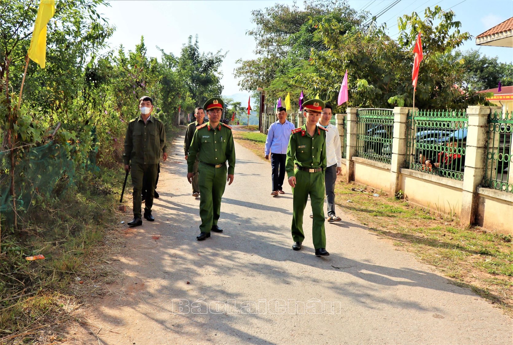 Thanh niên xã Pa Khóa (huyện Sìn Hồ) cùng lực lượng Công an xã tuần tra bảo vệ an ninh.