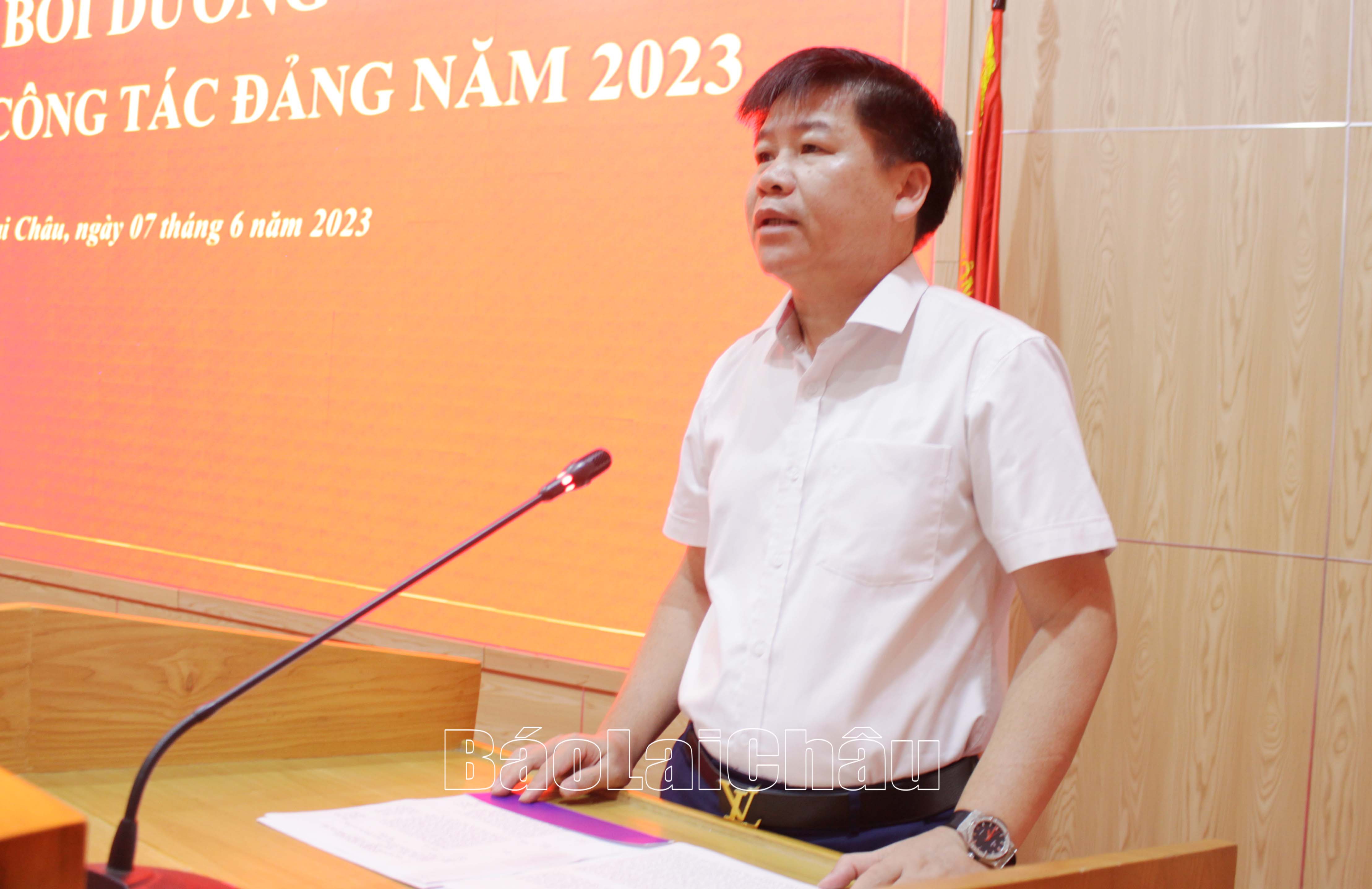 Đồng chí Bùi Xuân Thành - Bí thư Đảng ủy, Giám đốc Công ty Điện lực Lai Châu phát biểu tại lễ khai mạc lớp bồi dưỡng.