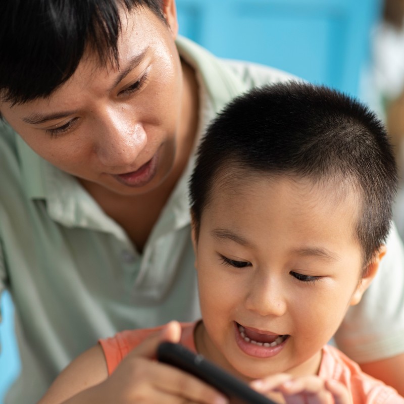 Nhiều cha mẹ đang loay hoay tìm các lớp học trực tuyến để hiểu và đồng hành cùng con tốt hơn. Ảnh: UNICEF