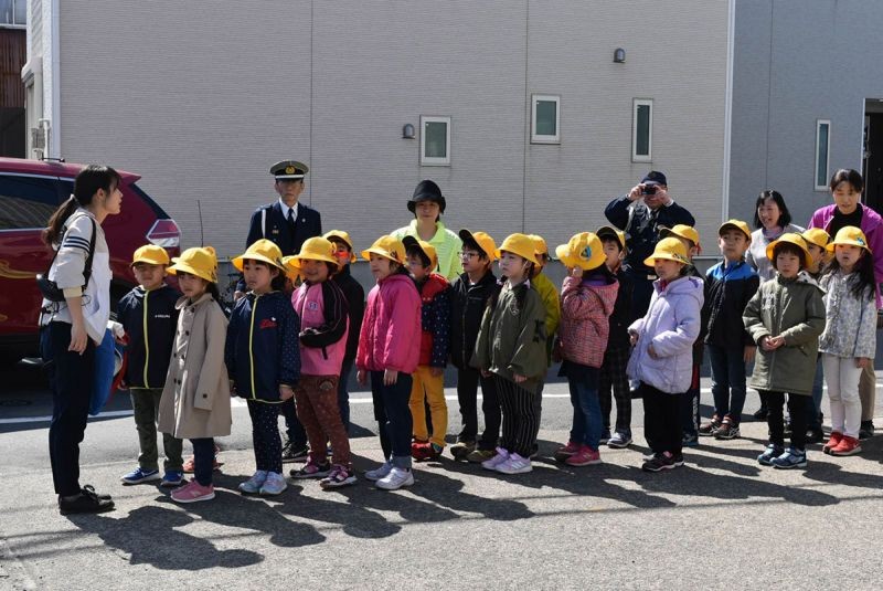 Đội những chiếc mũ vàng nổi bật, các em nhỏ "đủ lớn" nắm tay nhau đến trường.