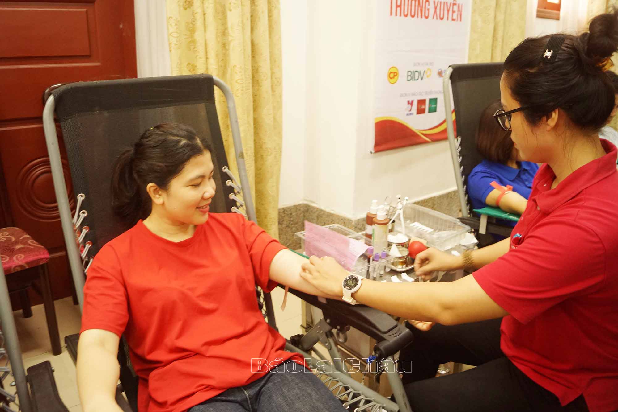 Đoàn viên Công đoàn Báo Lai Châu tham gia hiến máu tại chương trình.