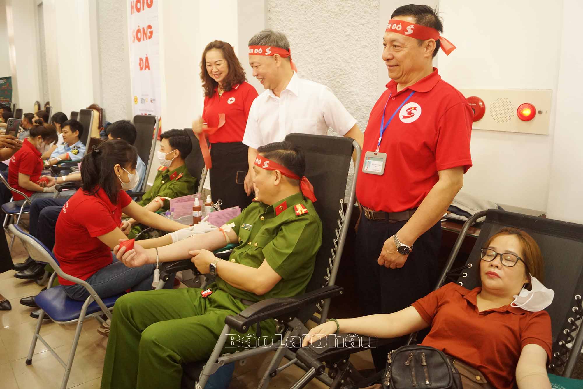 Lãnh đạo Hội Chữ thập đỏ tỉnh, Trung tâm máu Quốc gia động viên các tình nguyện viên.