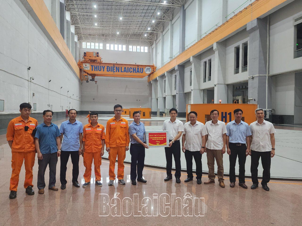 Đồng chí Vũ Mạnh Hà thăm, tặng quà động viên cán bộ, công nhân viên, người lao động tại Nhà máy Thủy điện Lai Châu.