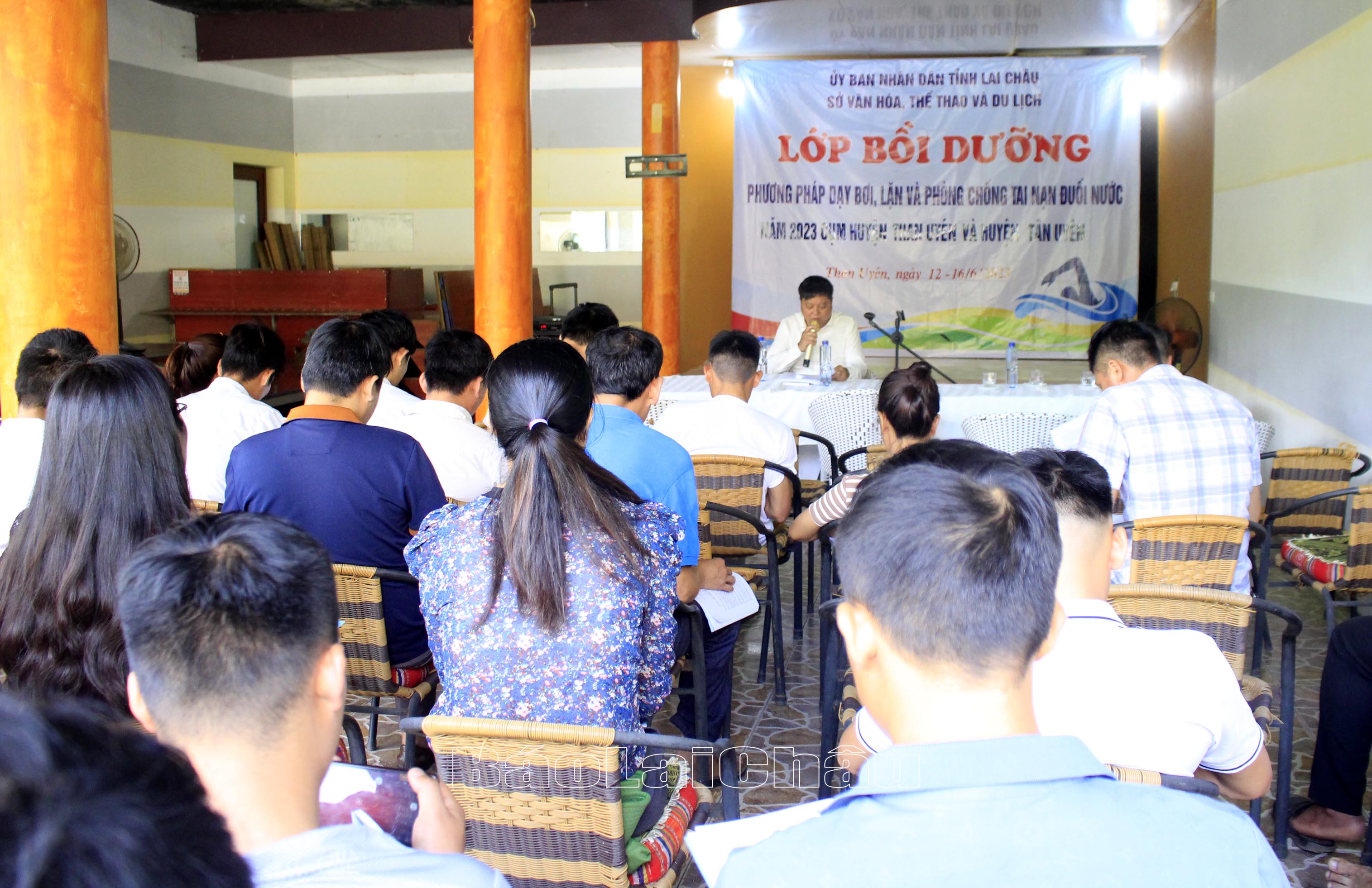 Ngay sau khai mạc, các học viên được cung cấp các kiến thức về một số văn bản của Trung ương liên quan đến công tác thể dục thể thao. 