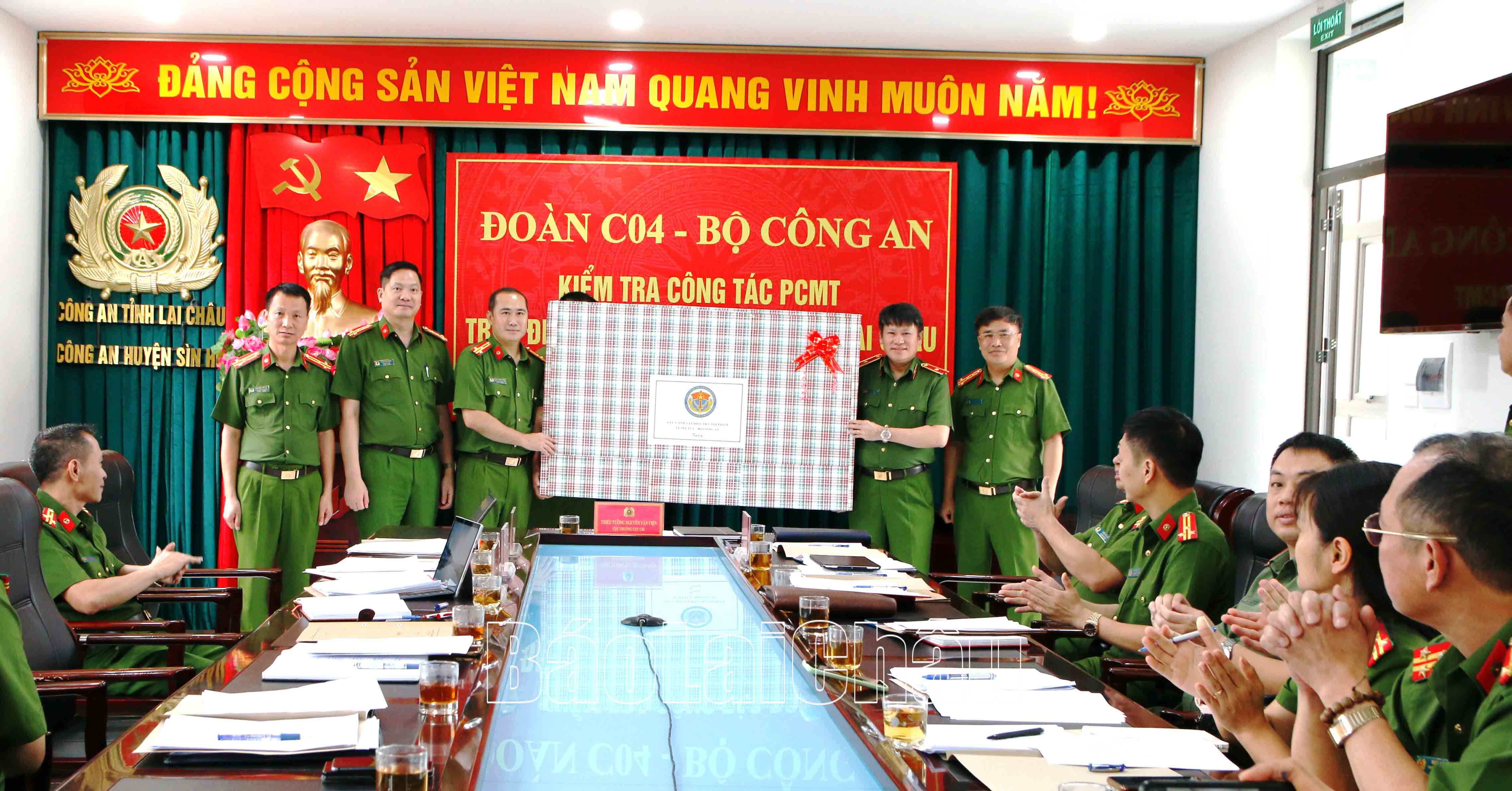 Đoàn công tac C04 (Bộ Công an) tặng quà cán bộ chiến sỹ Công an huyện Sìn Hồ.