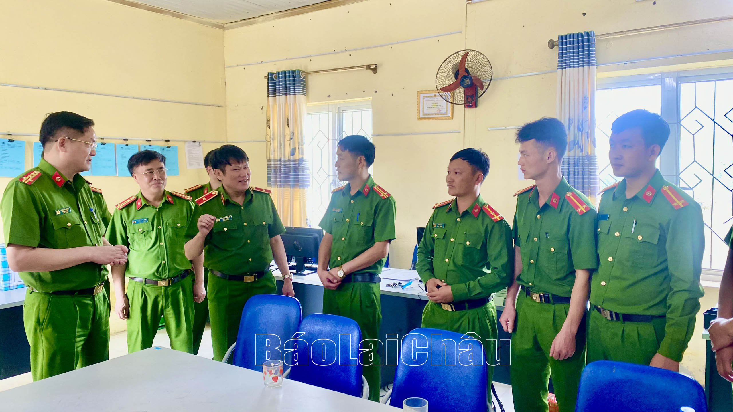 Thiếu tướng Nguyễn Văn Viện – Cục trưởng Cục Cảnh sát điều tra tội phạm về ma túy (Bộ Công an) cùng đoàn công tác thăm hỏi cán bộ, chiến sỹ Công an xã Phăng Sô Lin.