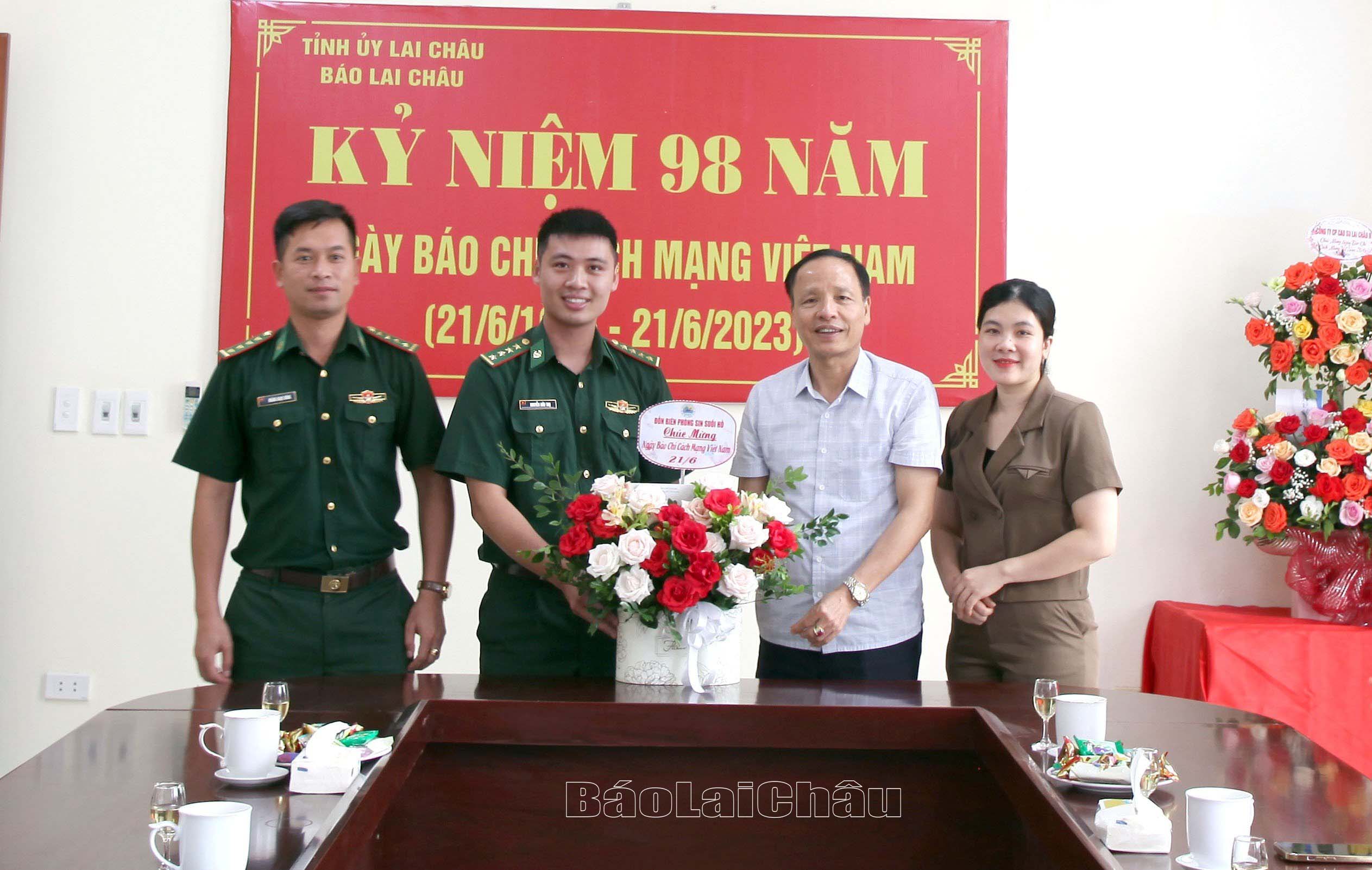 Đồn Biên phòng Sin Suối Hồ tặng hoa và chúc mừng Báo Lai Châu.