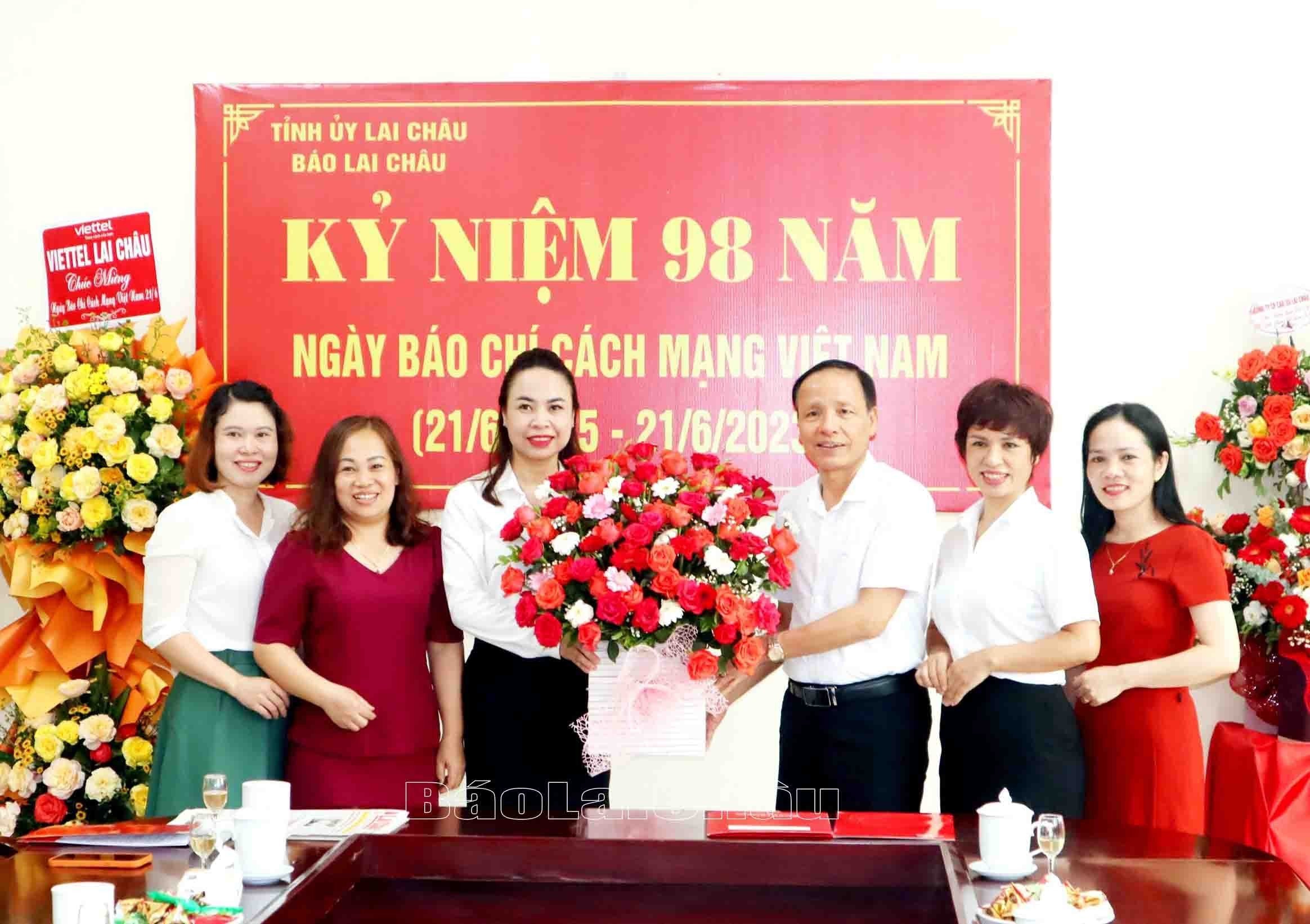 Ngân hàng Nông nghiệp và Phát triển nông thôn chi nhánh tỉnh chúc mừng Báo Lai Châu nhân kỷ niệm 98 năm Ngày Báo chí cách mạng Việt Nam.
