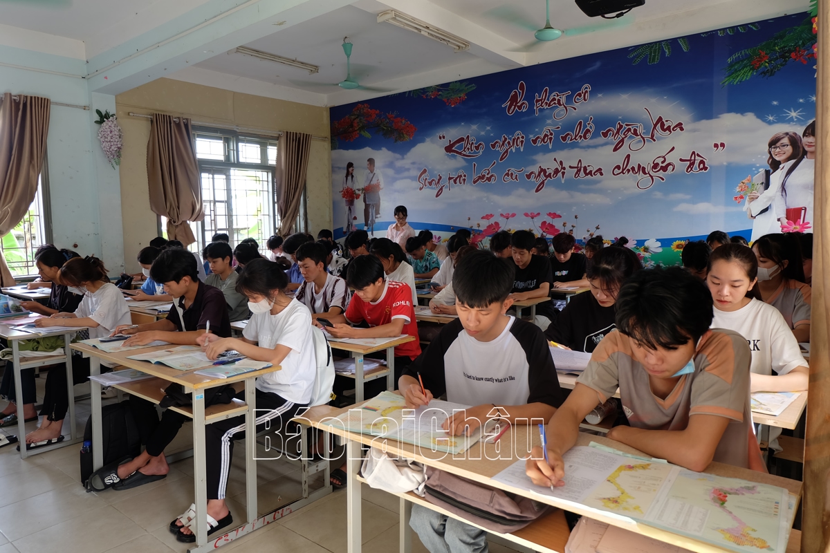 học sinh ôn luyện