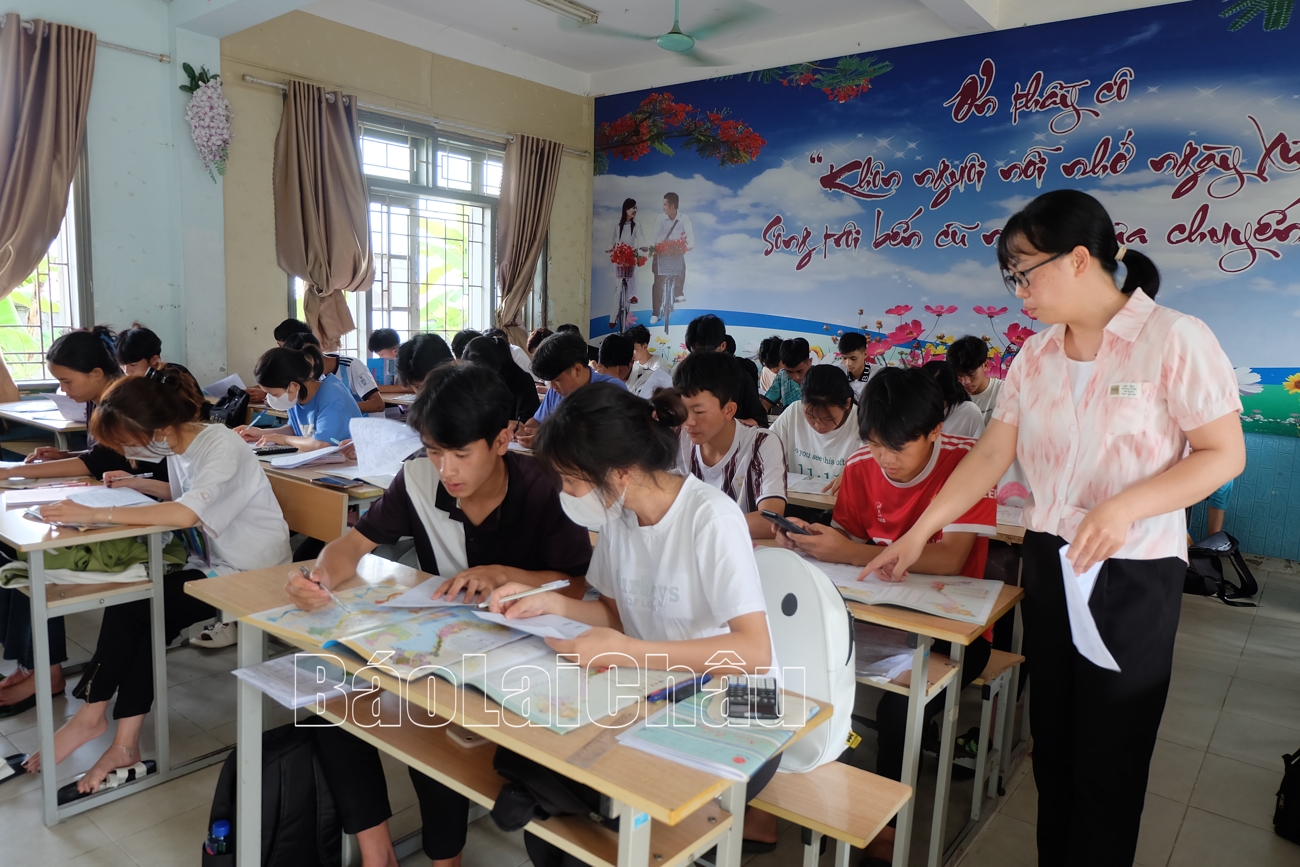 giáo viên hướng dẫn học sinh