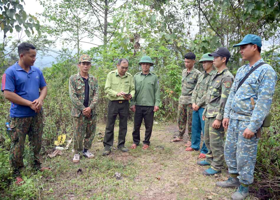 Cán bộ Hạt Kiểm lâm Mường Nhé định vị tọa độ trước khi tiến hành tuần tra bảo vệ rừng tại xã Sín Thầu.