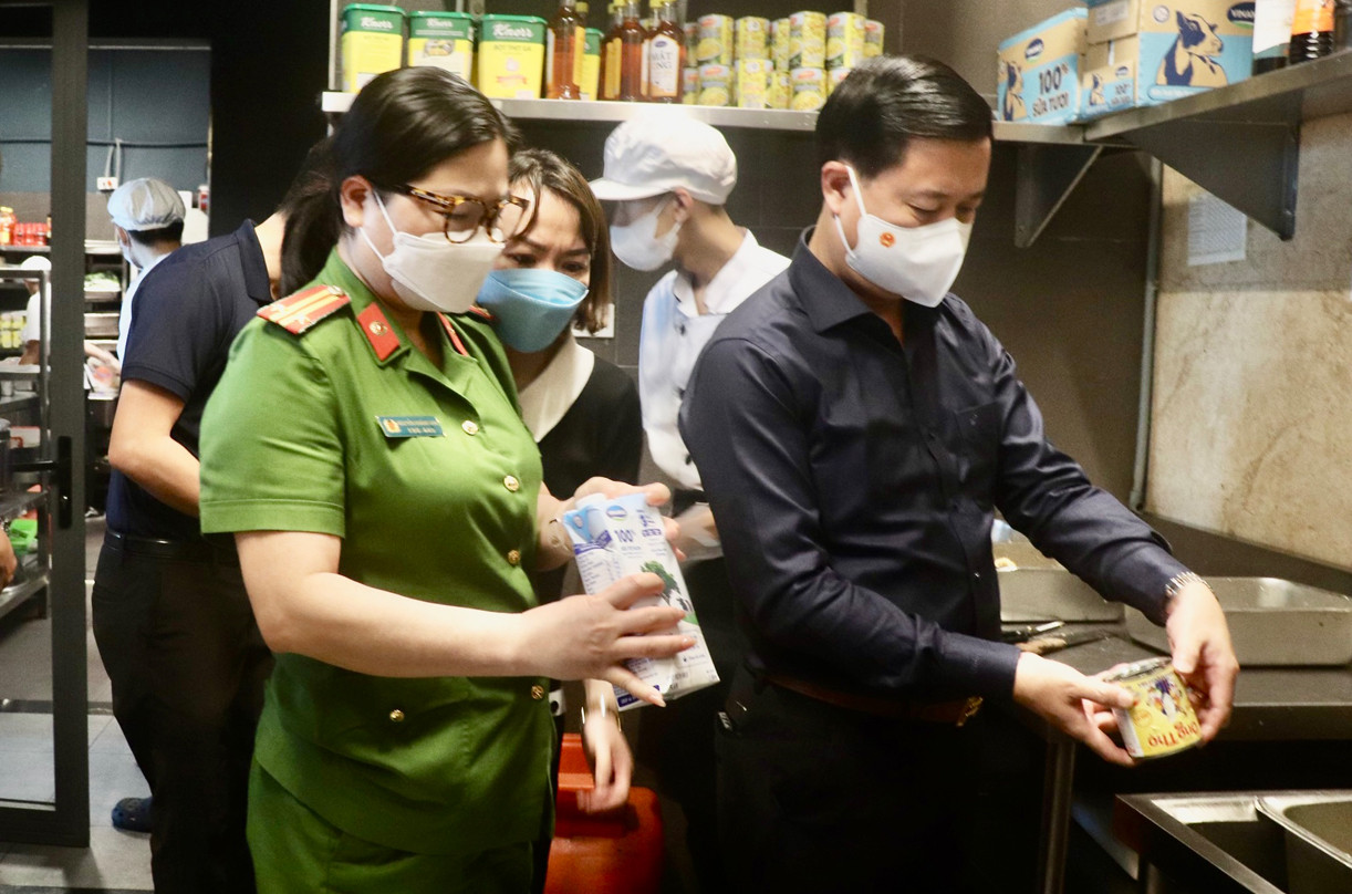 Đoàn kiểm tra liên ngành của thành phố Hà Nội kiểm tra nguồn gốc thực phẩm tại một nhà hàng trên địa bàn quận Thanh Xuân. Ảnh: Trang ThuNhững món ăn dễ gây ngộ độc