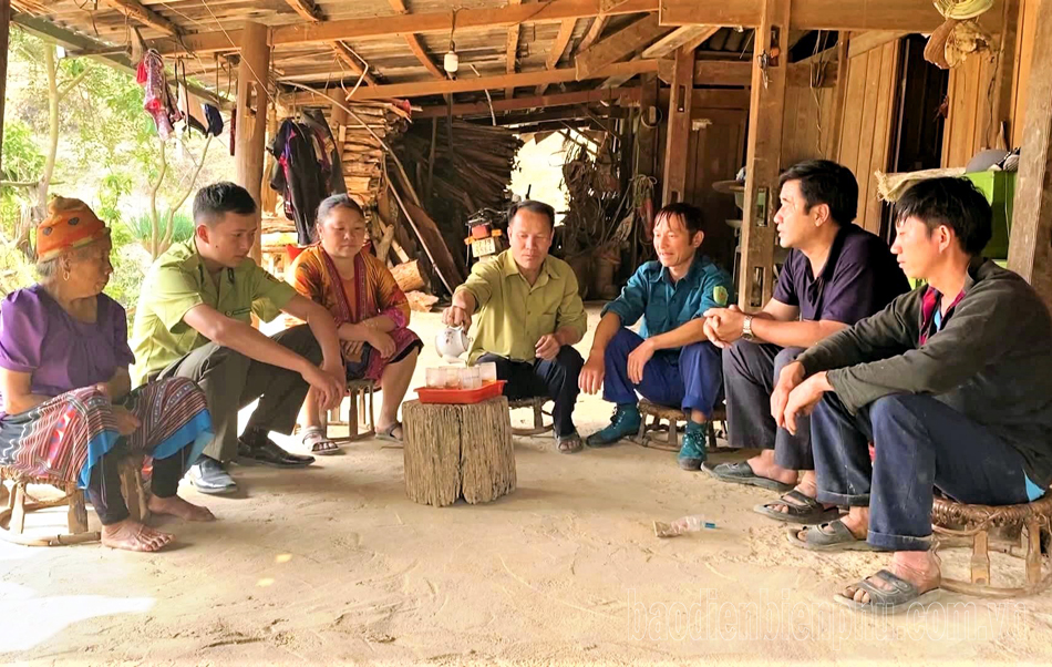 Lực lượng công chức kiểm lâm, viên chức bảo vệ rừng trong Ban Quản lý KBTTN Mường Nhé phổ biến các quy định pháp luật cho người dân xã Chung Chải, huyện Mường Nhé.