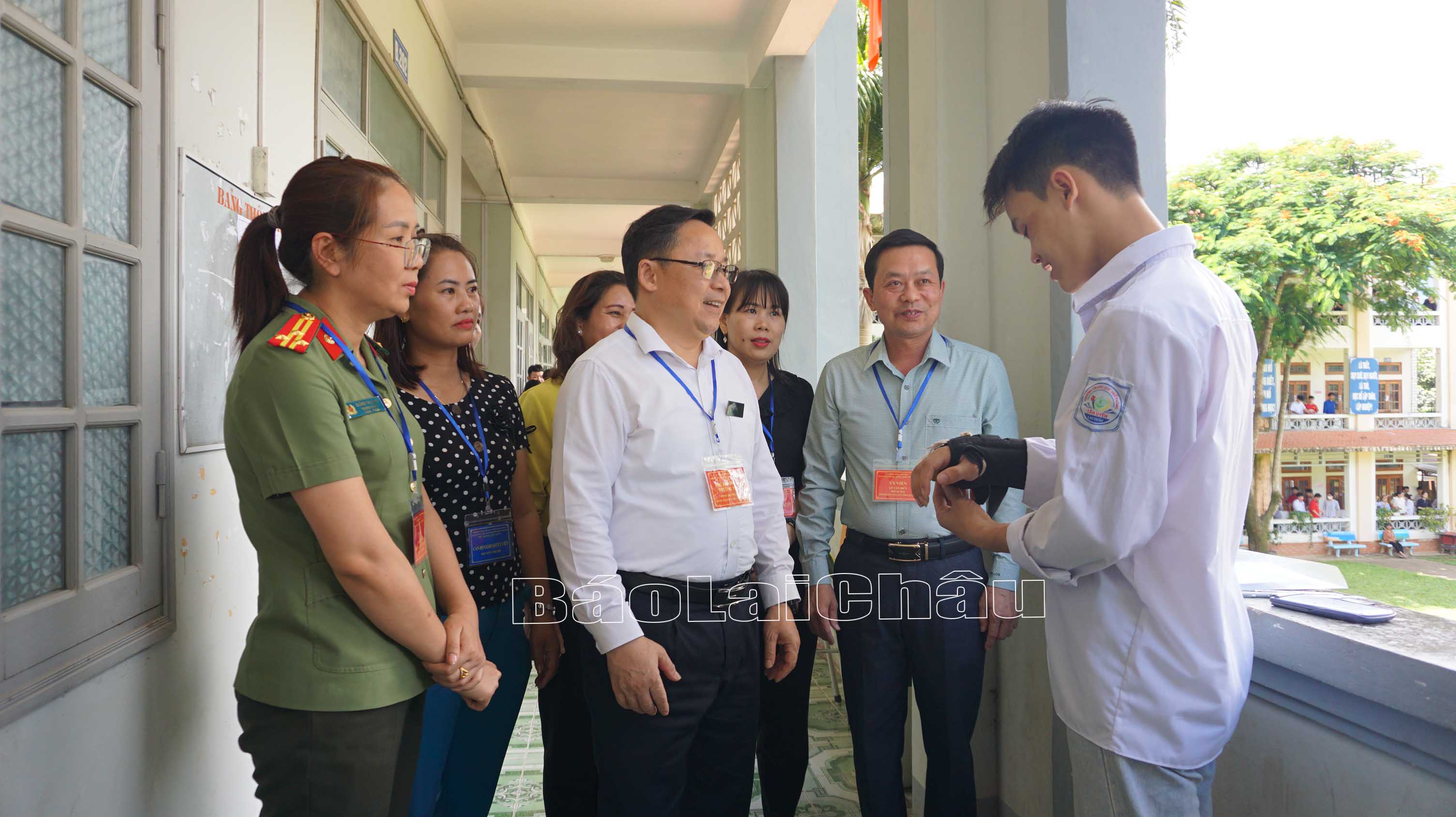 Đoàn công tác của Ban Chỉ đạo thi cấp tỉnh thăm hỏi, động viên em Hạnh.