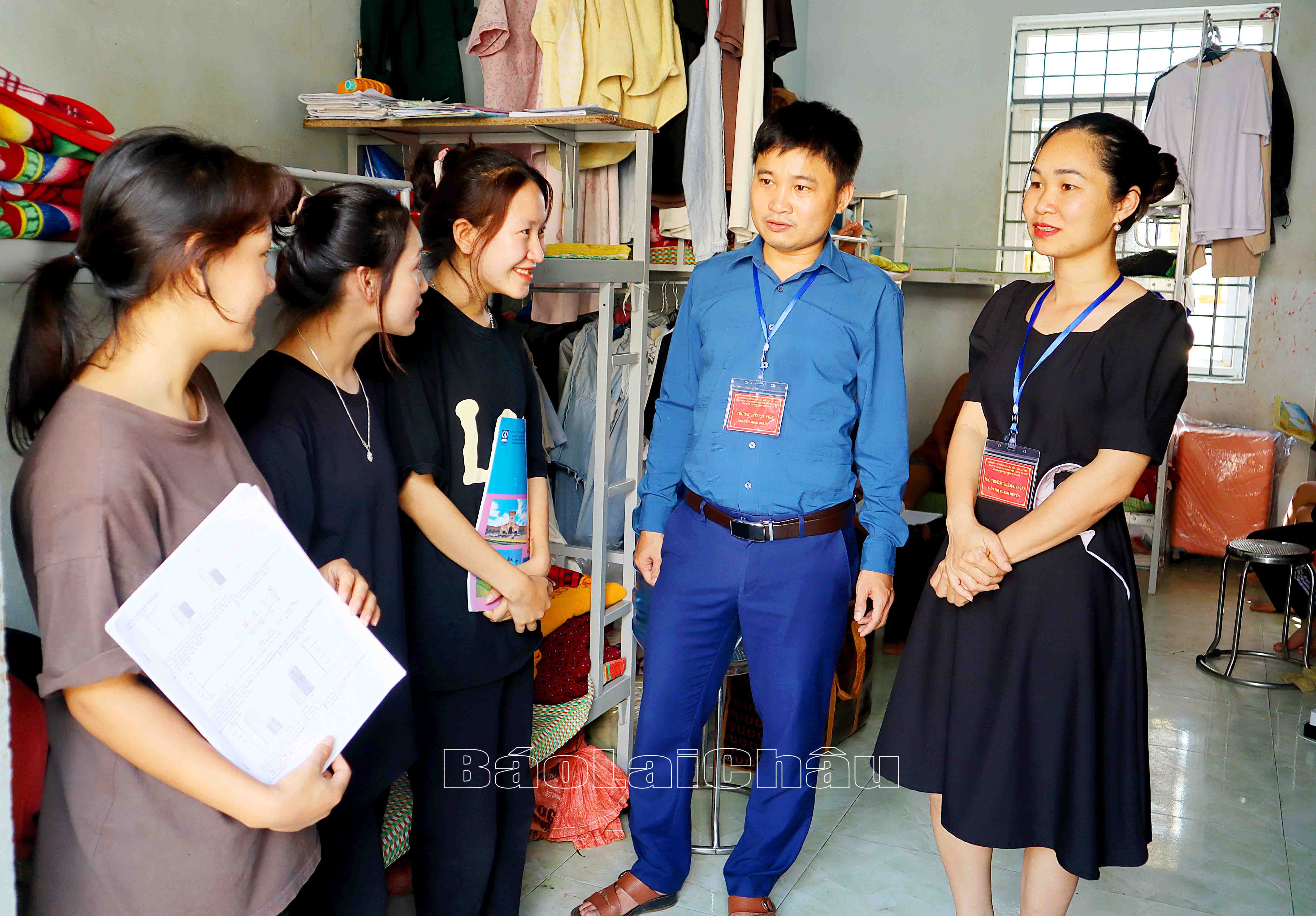 Cán bộ coi thi thăm hỏi, động viên các thí sinh tại điểm thi Trường Trung học Phổ thông huyện Mường Tè.