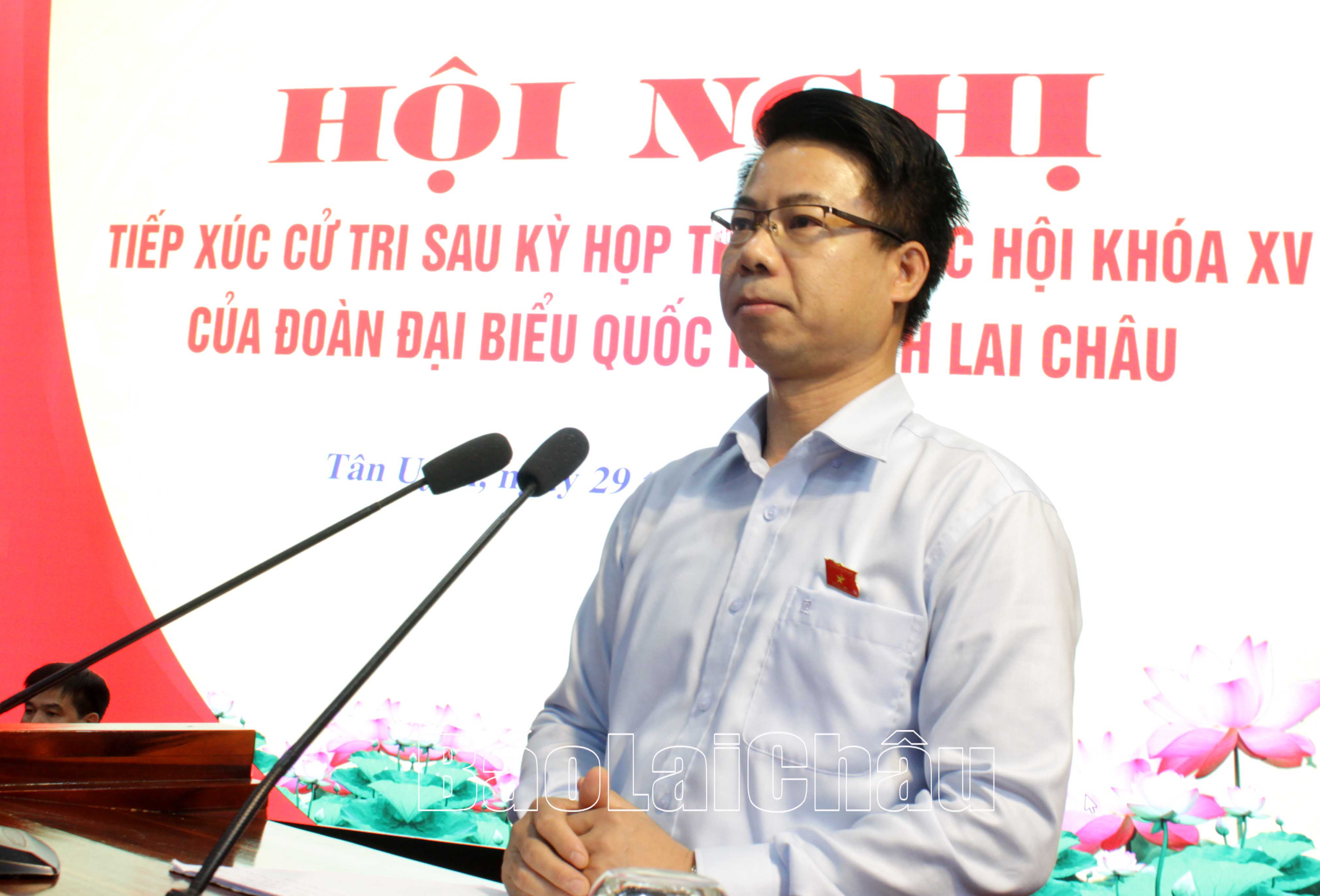 Đồng chí Hoàng Quốc Khánh - Phó Trưởng đoàn ĐBQH chuyên trách tỉnh thông báo kết qur Kỳ họp thứ 5, Quốc hội khóa XV đến cử tri huyện Tân Uyên.