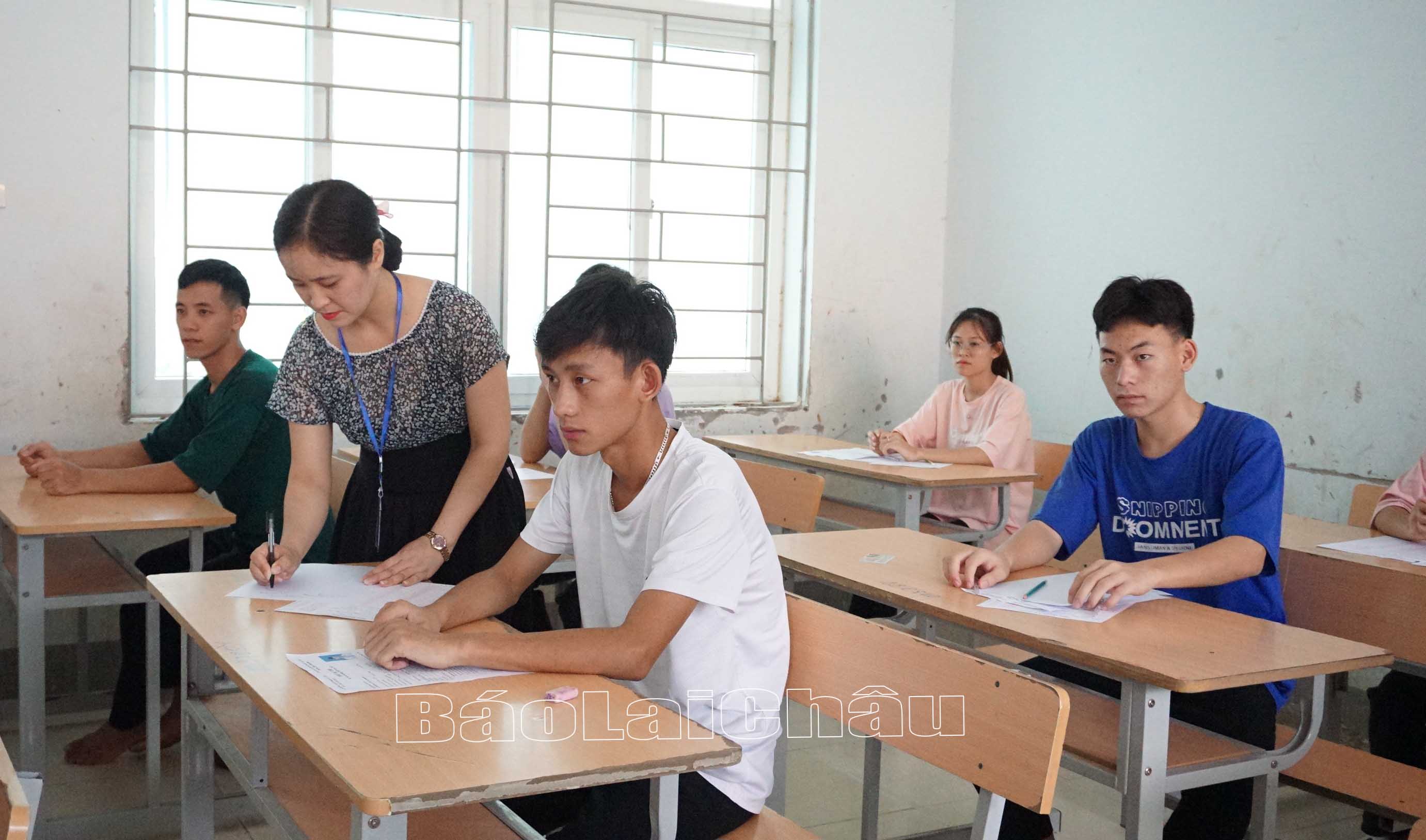 Cán bộ coi thi.
