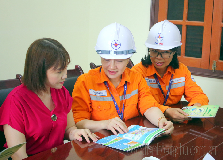 Nhân viên ngành Điện tuyên truyền việc sử dụng tiết kiệm điện hiệu quả đến người dân phường Mường Thanh, TP. Điện Biên Phủ.