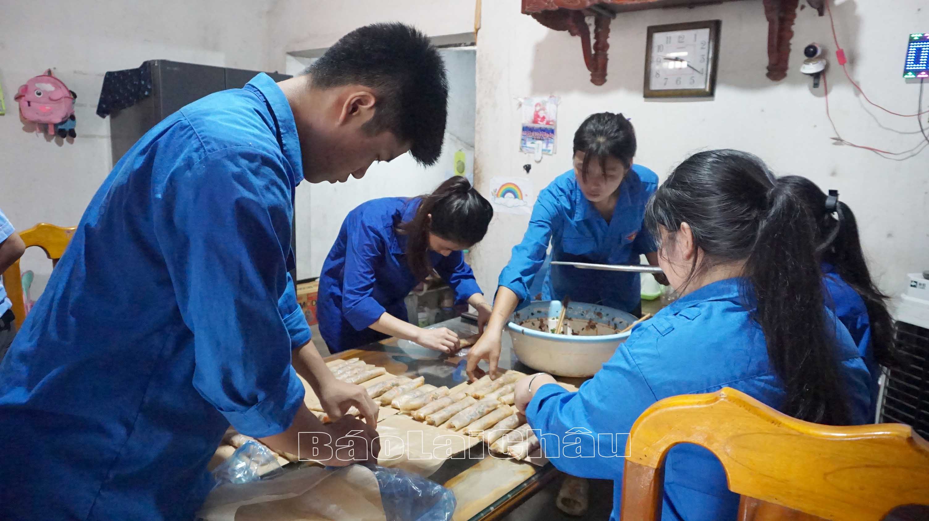 Hỗ trợ công tác thi.