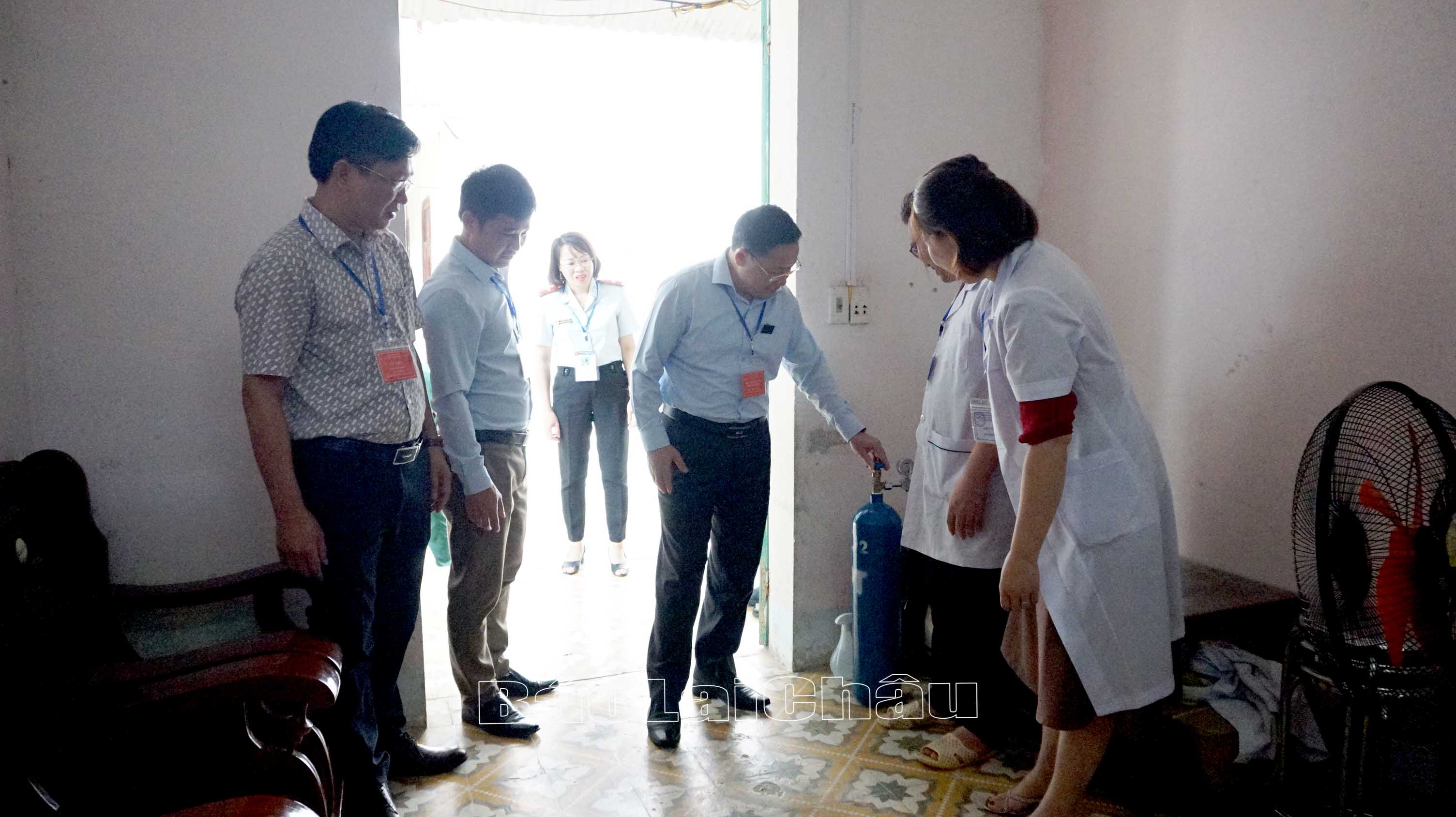 Đồng chí Đinh Trung Tuấn kiểm tra tại phòng y tế.