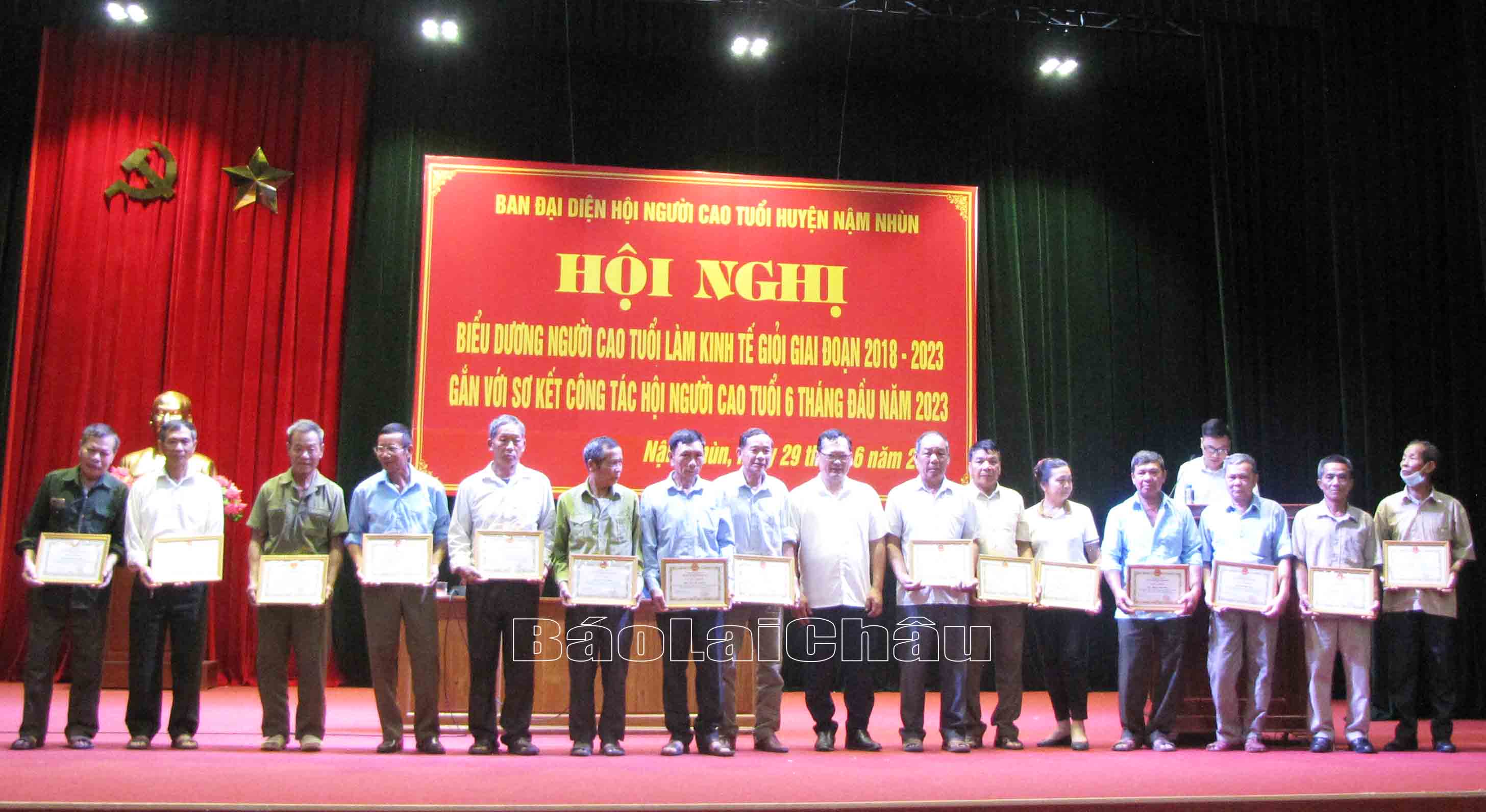 Đồng chí Vũ Tiến Hóa – Phó Chủ tịch UBND huyện Nậm Nhùn tặng giấy khen cho NCT tiêu biểu làm kinh tế giỏi.