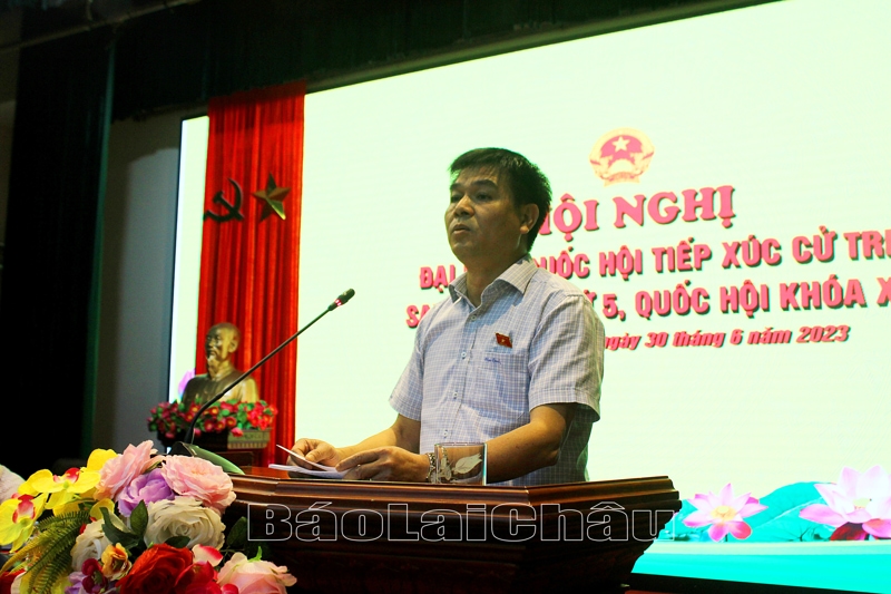 Đồng chí Nguyễn Hữu Toàn - Phó Chủ nhiệm Ủy ban Tài chính - Ngân sách của Quốc hội, thông báo kết quả Kỳ họp thứ 5, Quốc hội khóa XV đến cử tri trung tâm huyện Tam Đường.