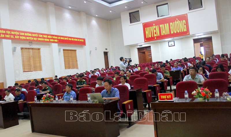 Quang cảnh cử tri trung tâm huyện Tam Đường dự hội nghị.