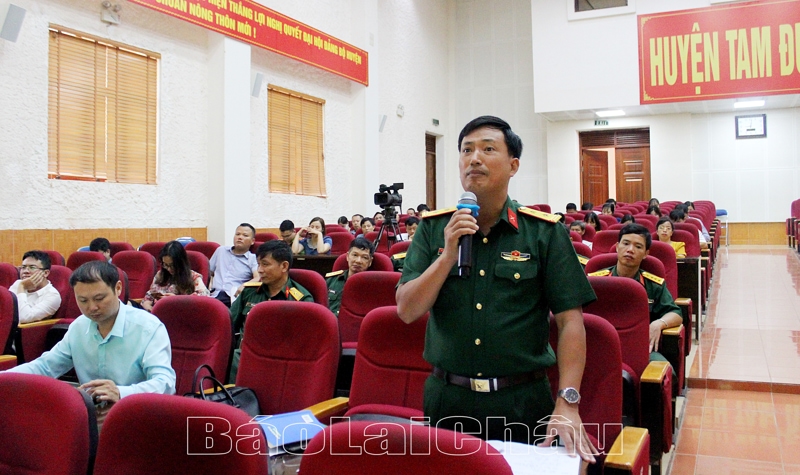 Cử tri trung tâm huyện Tam Đường phát biểu ý kiến.