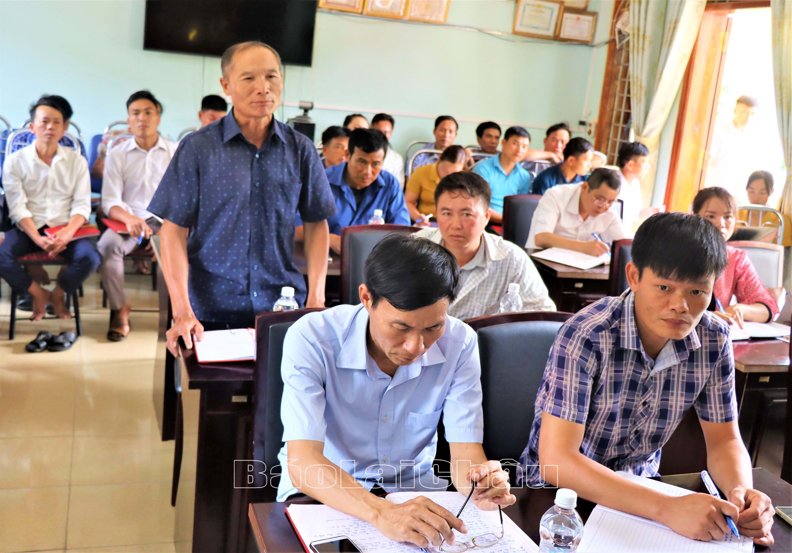Cử tri xã Căn Co (huyện Sìn Hồ) kiến nghị tại Hội nghị tiếp xúc cử tri.